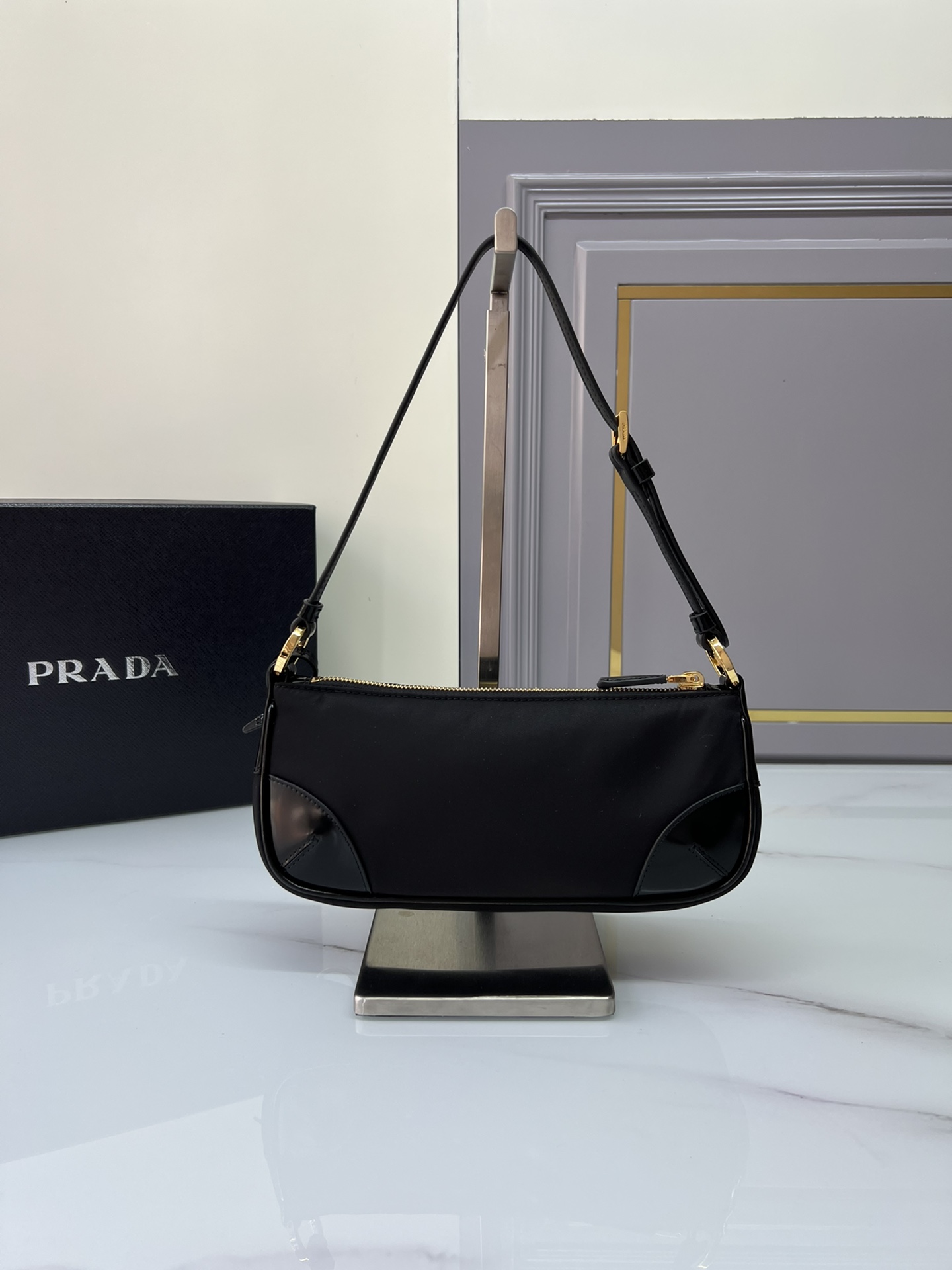 TOP PRADA Re-Edition 2002 Shoulder Bag Nylon Fabric Embellished with Glossy Leather 23.5x10x5cm - Black