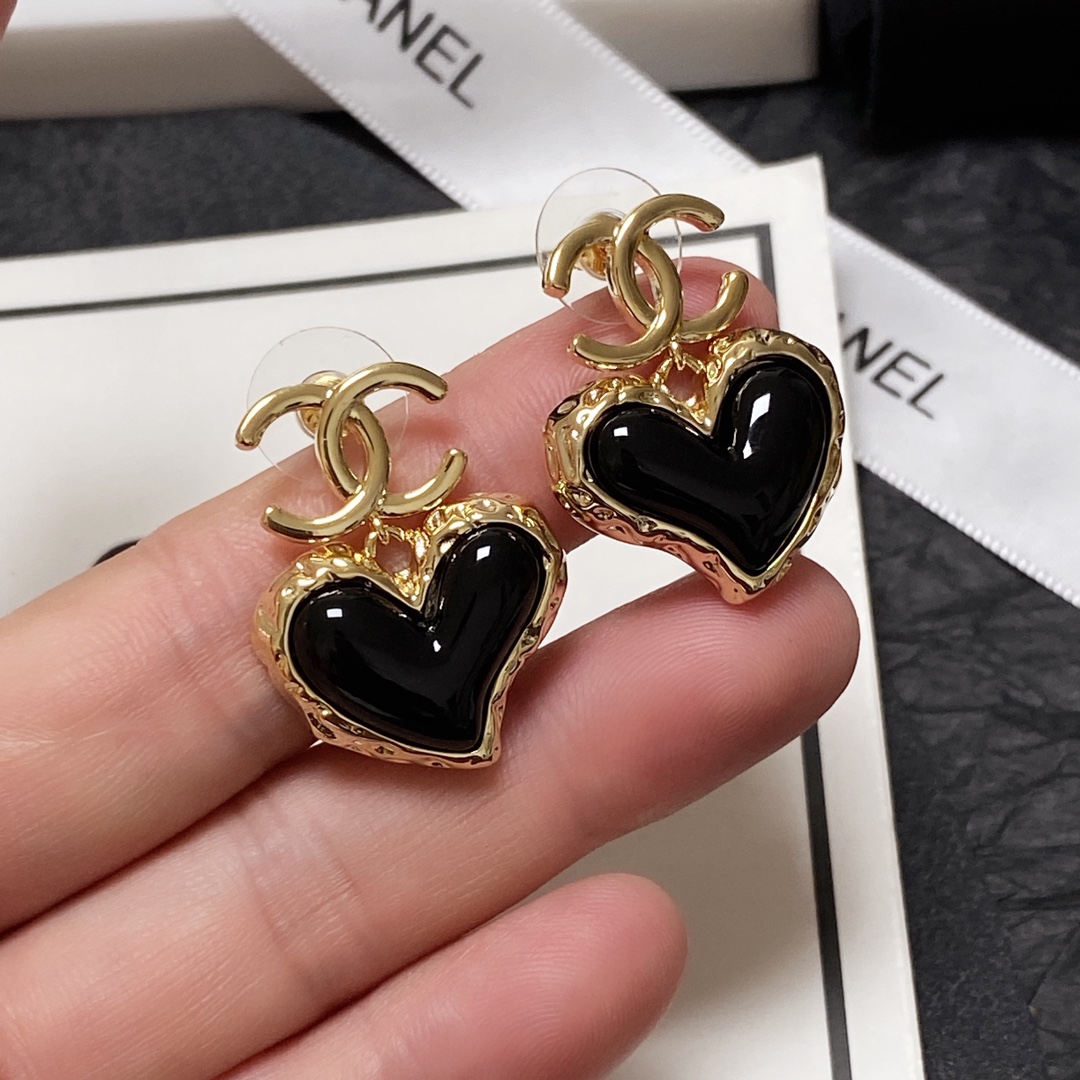 TOP CHANEL Classic Heart Stud Earrings - Black