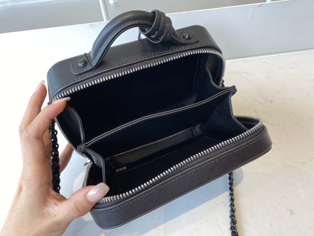 TOP CHANEL Vanity Case Small  - All Black