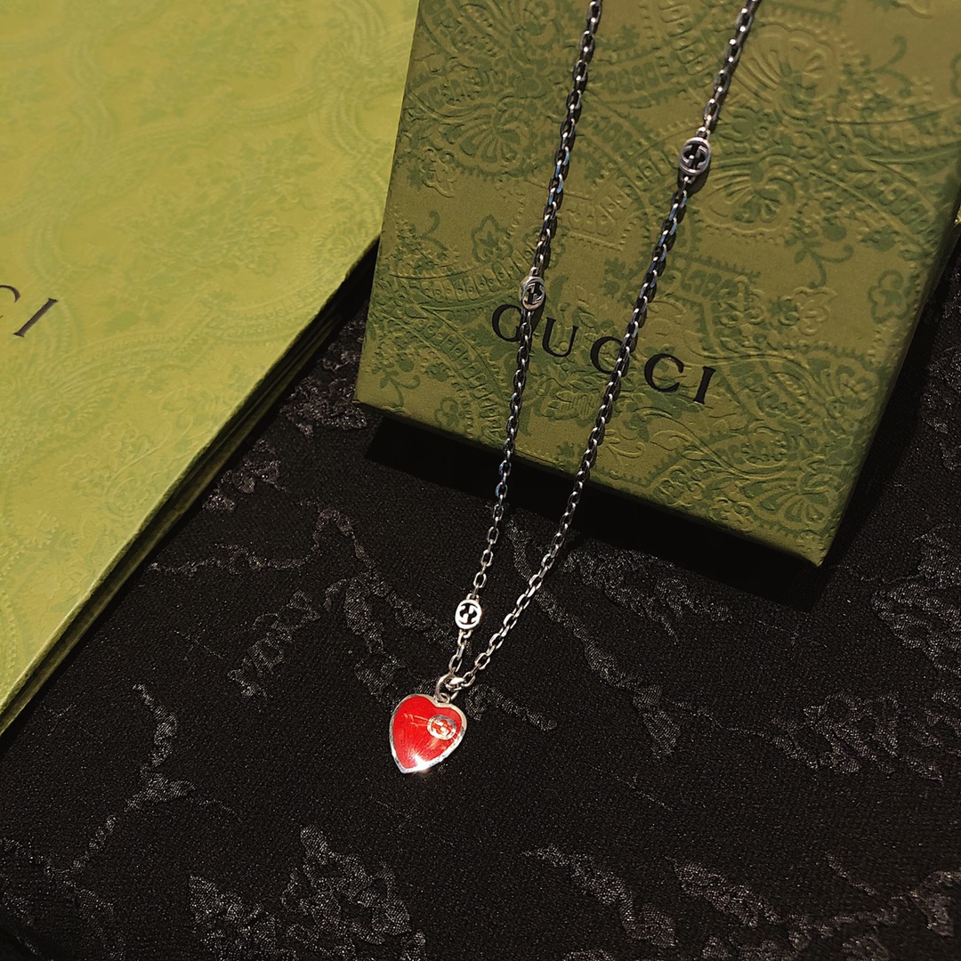 TOP GUCCI Enamel Love Necklace