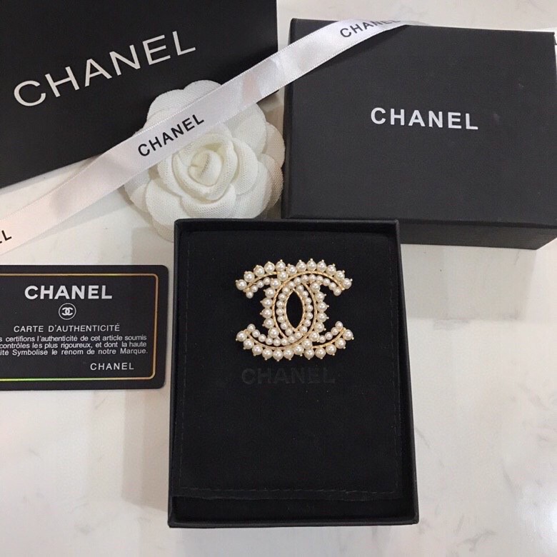 TOP CHANEL Double C Pearl Brooch