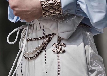 TOP CHANEL C Logo Waist Chain