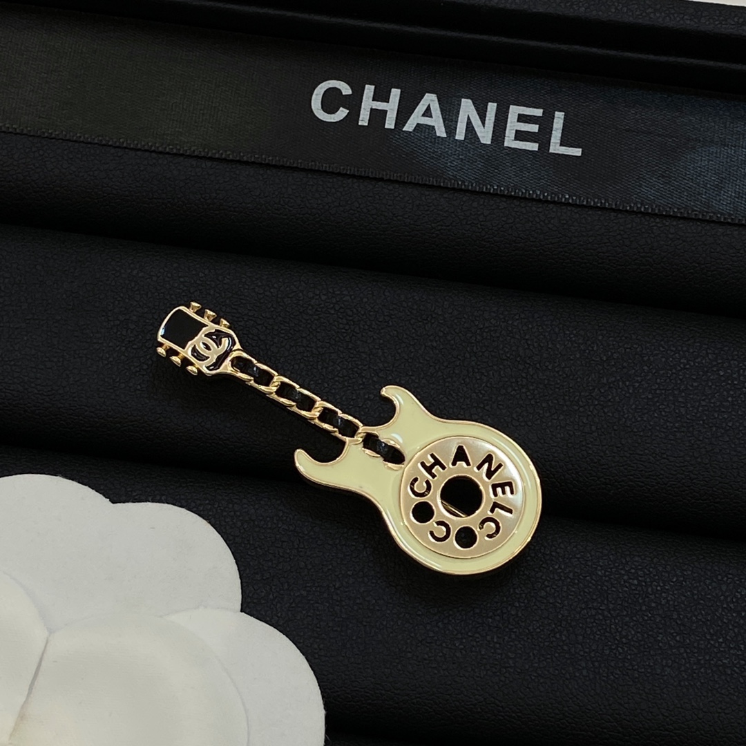 TOP CHANEL Guitar Brooch