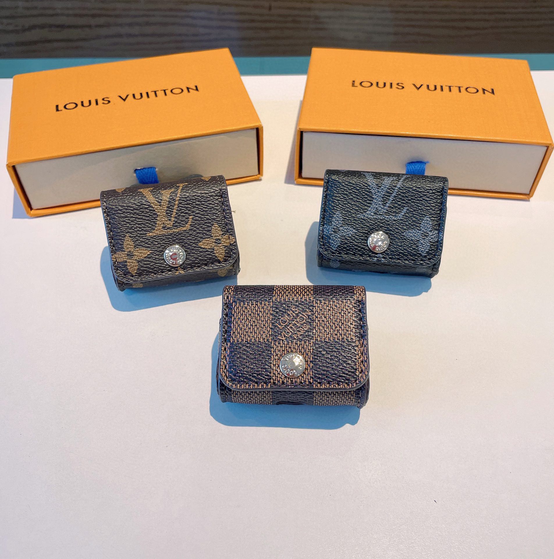 TOP Louis Vuitton LV Classic Monogram Leather Airpods Cases Keychain