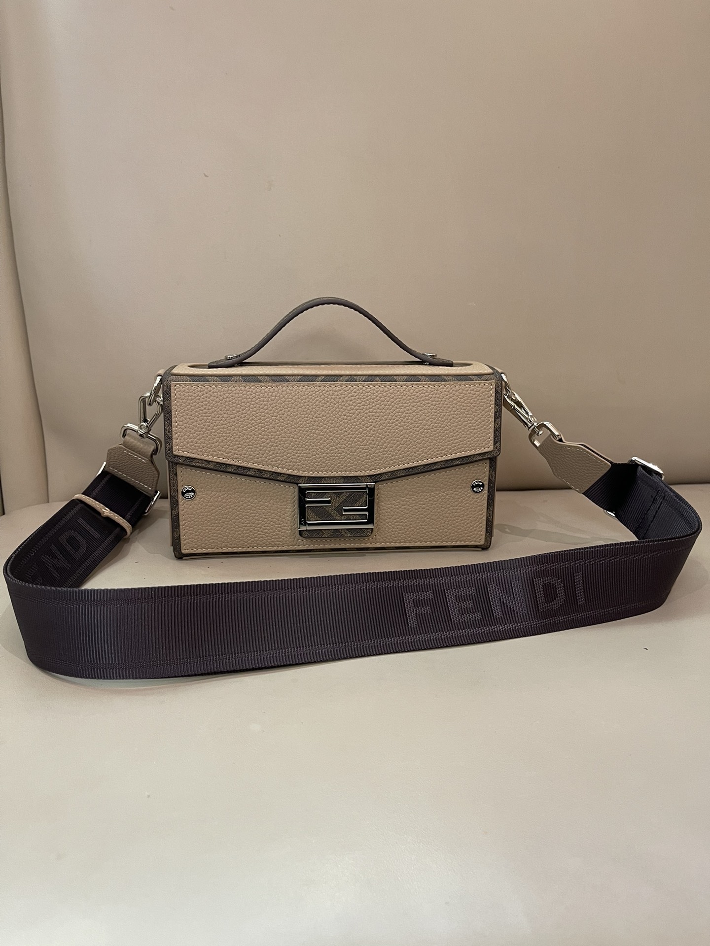 TOP FENDI Box Bag 22x13x6.5cm - Beige