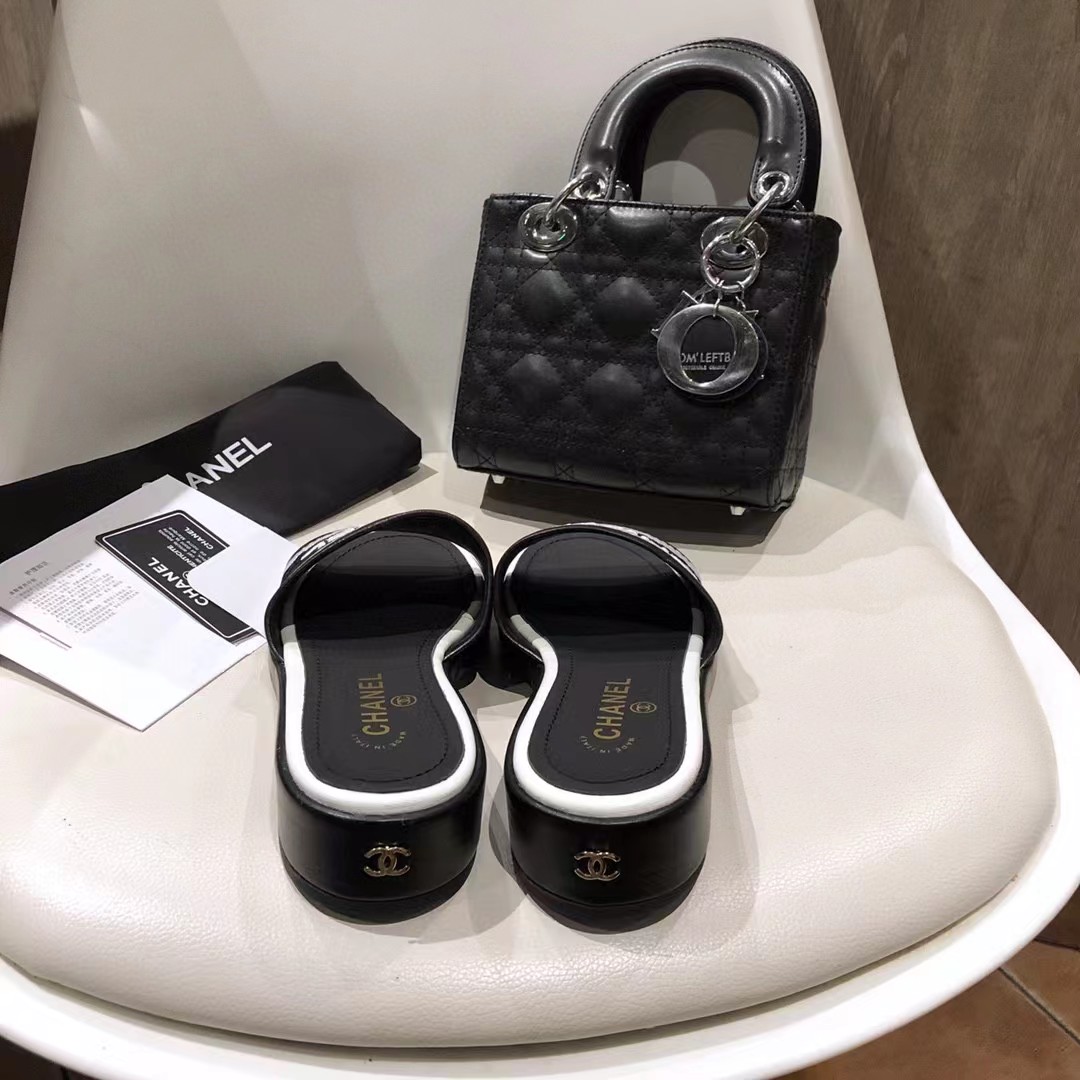 TOP CHANEL Logo Sliders - Black