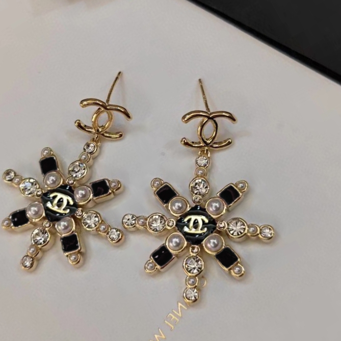 TOP CHANEL Sunflower Pearl Letters Earrings