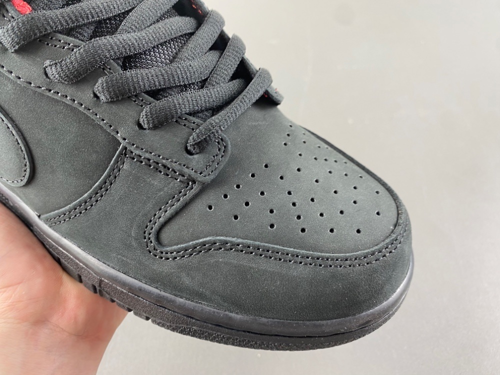 Nike SB Dunk Low “Black/Red”