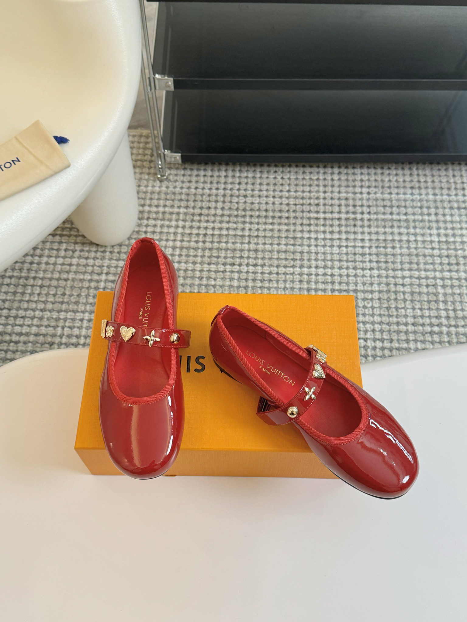 TOP Louis Vuitton LV Patent Leather Mary Jane Shoes with Circle LV Accessories - 2 Color