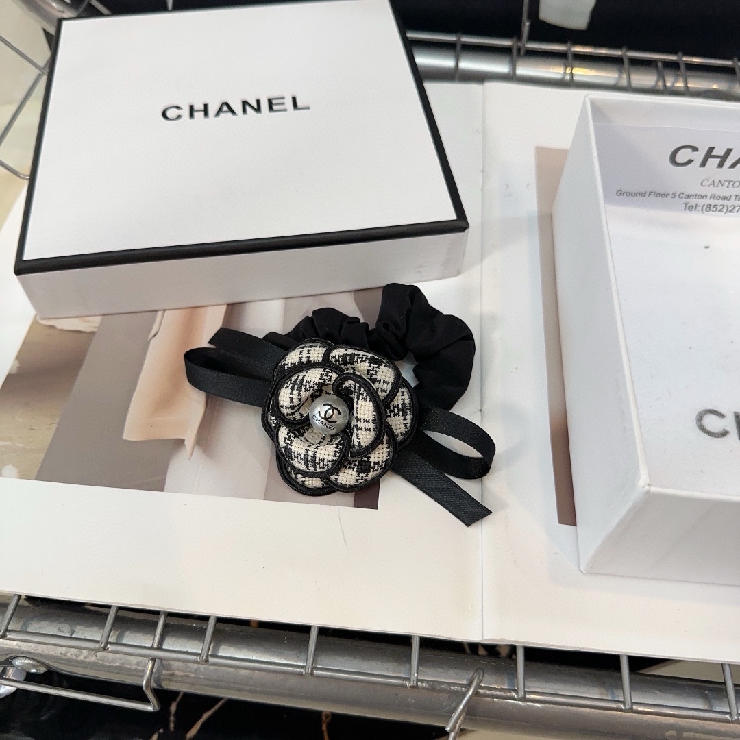 TOP CHANEL Camellia Flower Hair Loop - Black