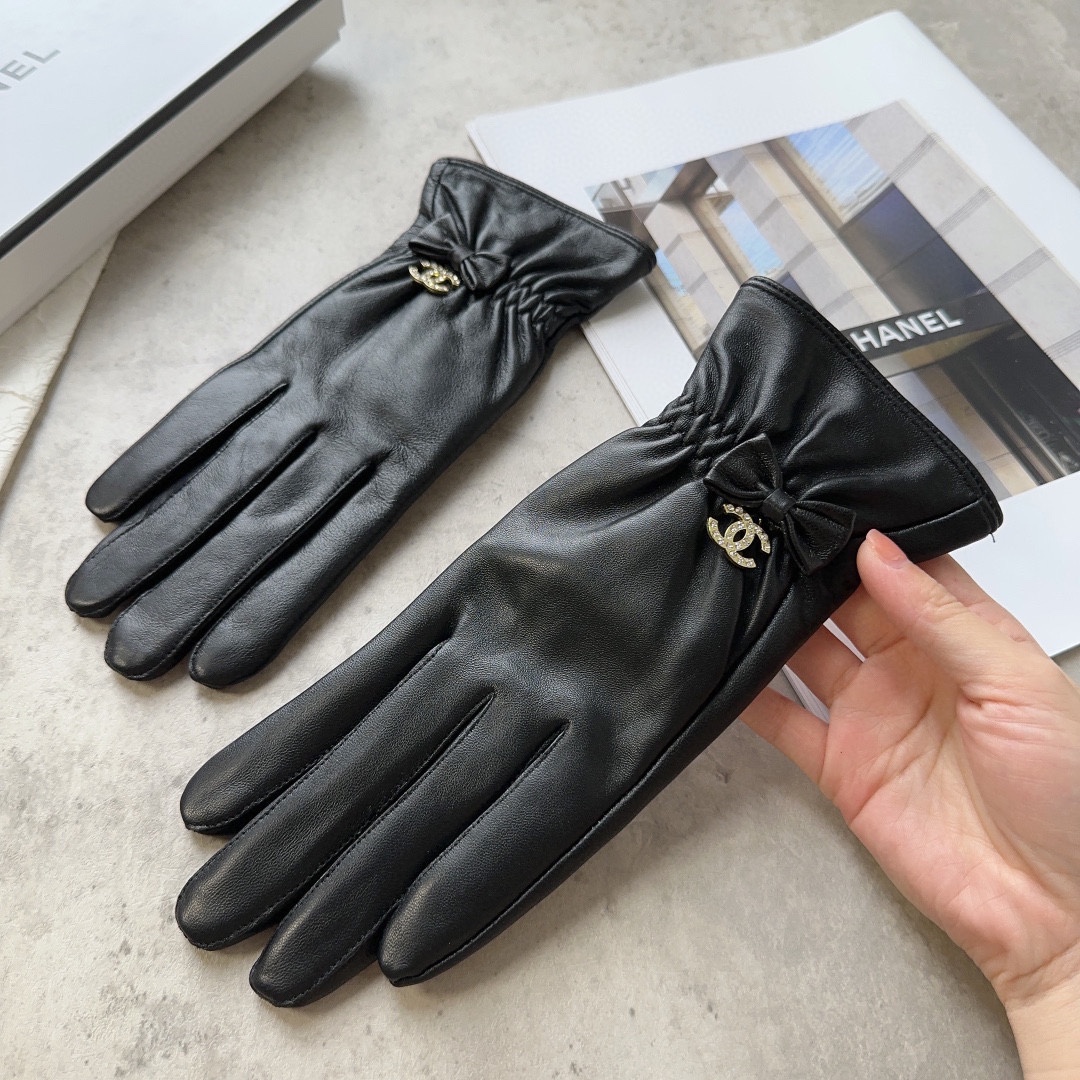 TOP CHANEL  Women's Sheepskin Gloves - Black
