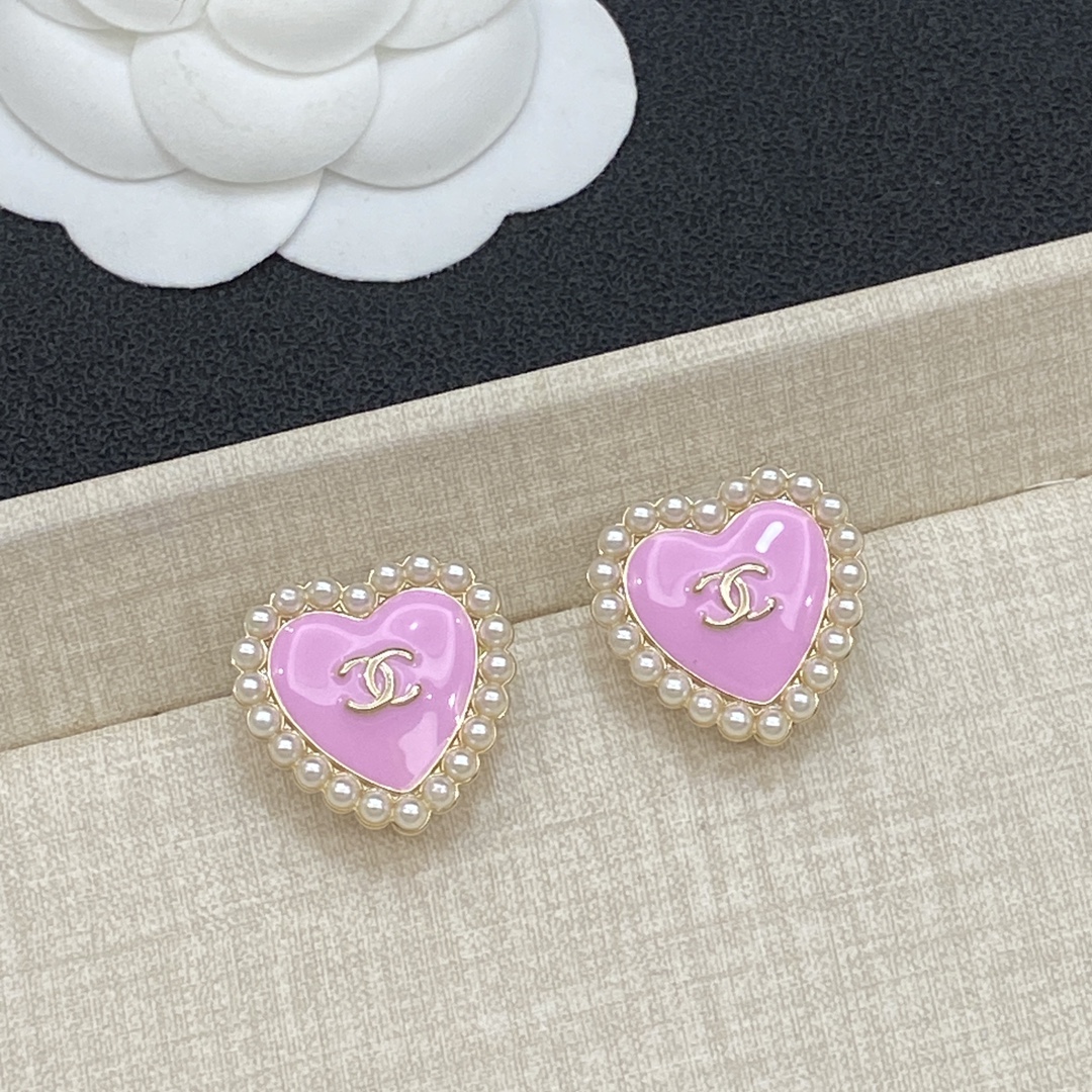 TOP CHANEL CC Heart Shape Earrings - Gold