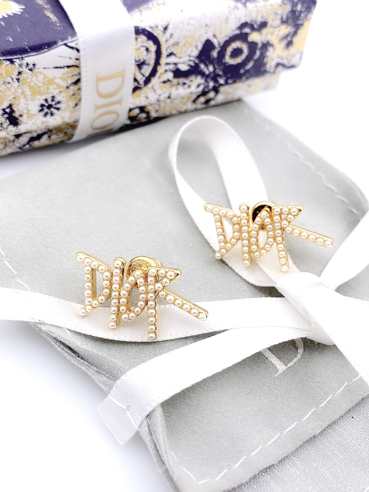 TOP Christian Dior Letter Pearl Earrings - Gold