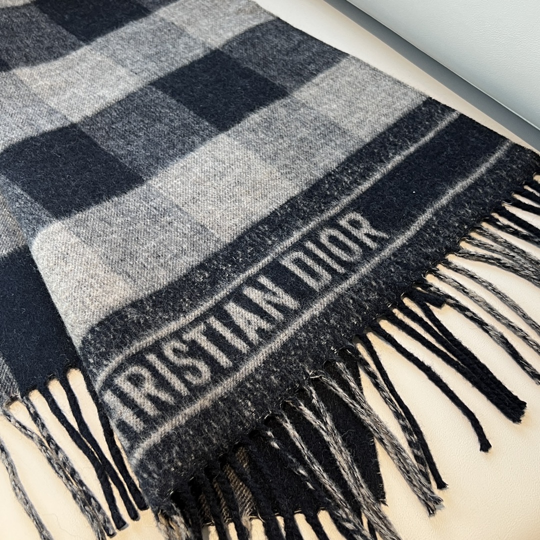 TOP Christian Dior Oversized Plaid Wool/Rabbit Fur Blend Scarf