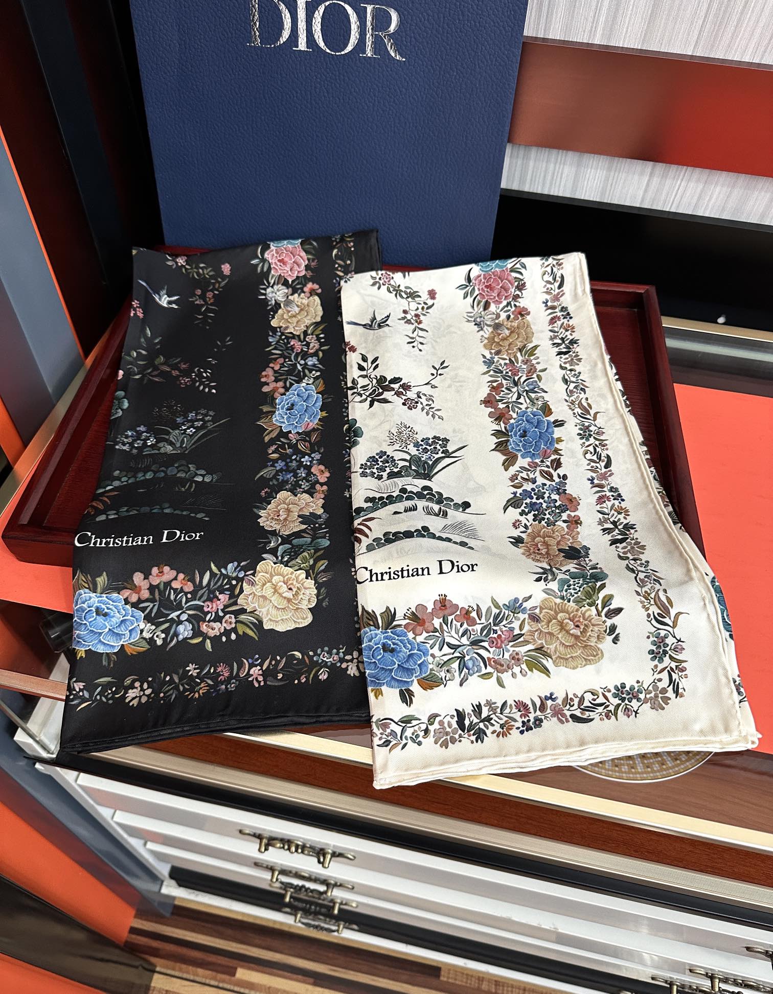 TOP Christian Dior JARDIN D'HIVER Scarf 90 x 90 cm - 2 Colours