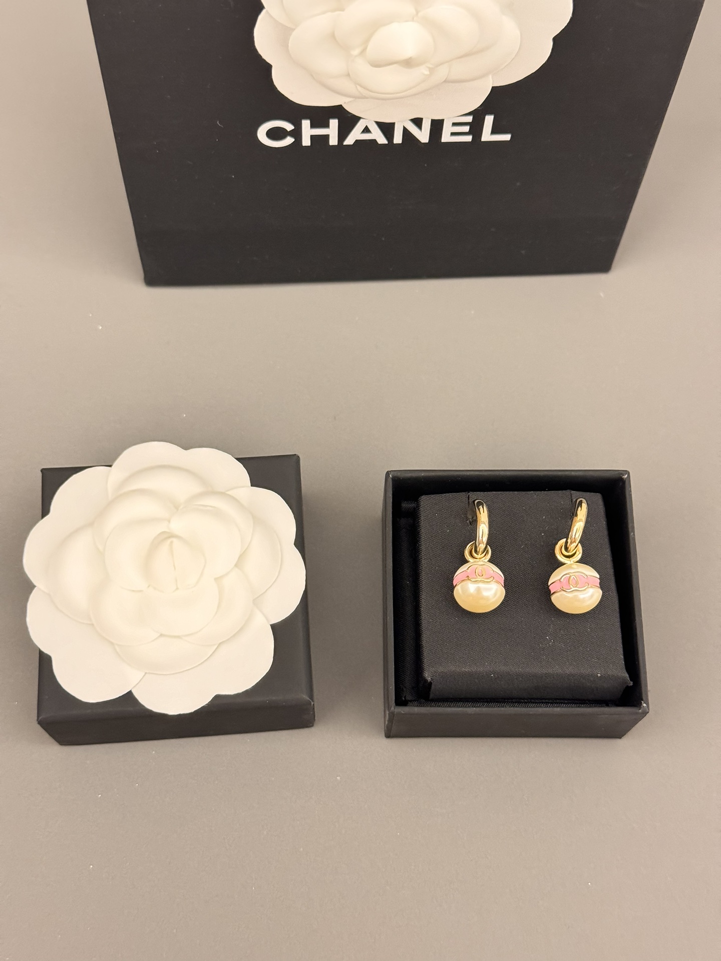 TOP CHANEL Pearl Earrings