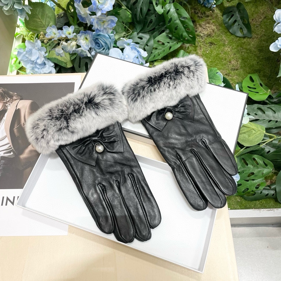 TOP CHANEL Gloves with Fur - Black