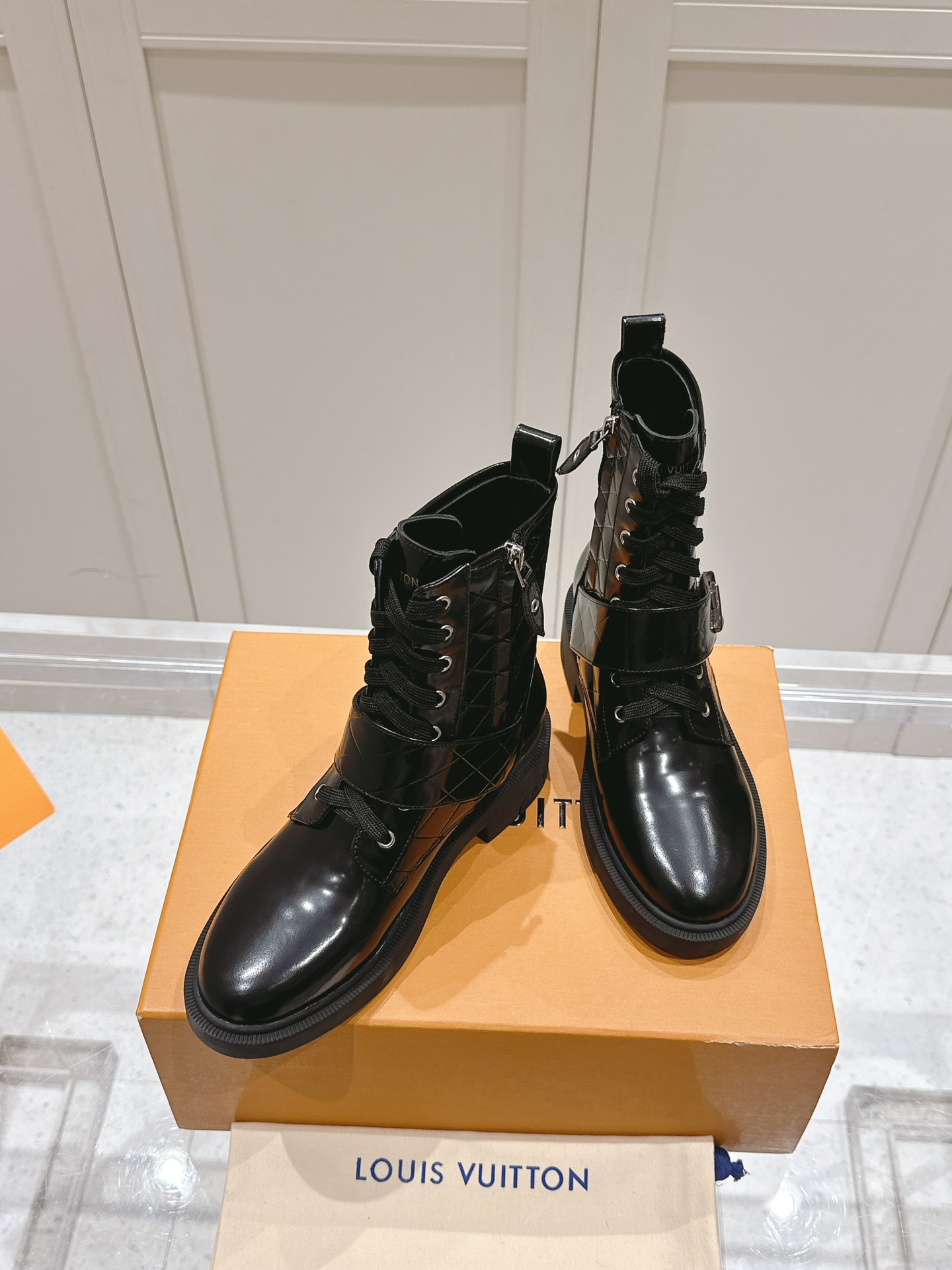TOP Louis Vuitton LV Cowhide Short Boots - 2 Colors