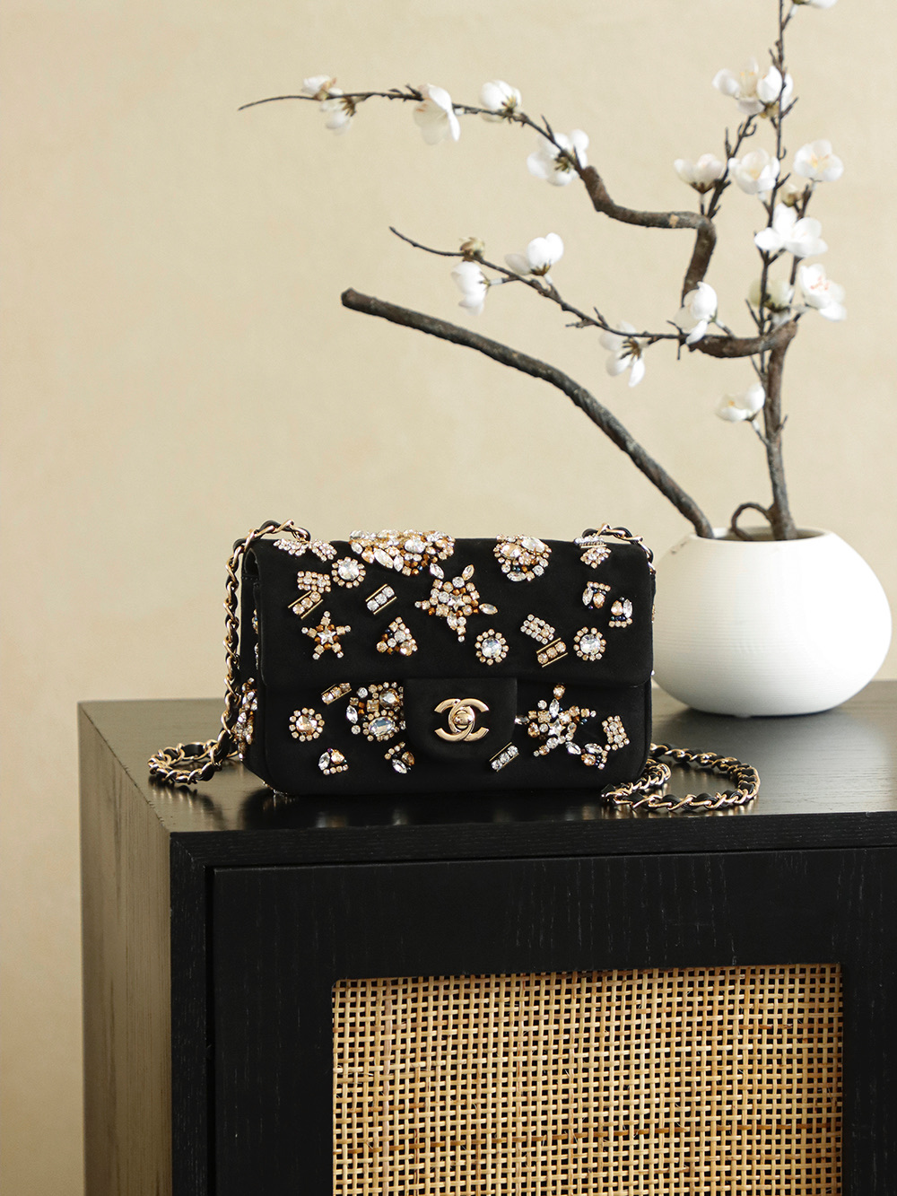 TOP CHANEL Classic Flap Bag Embroidery 10x20x7cm - Black