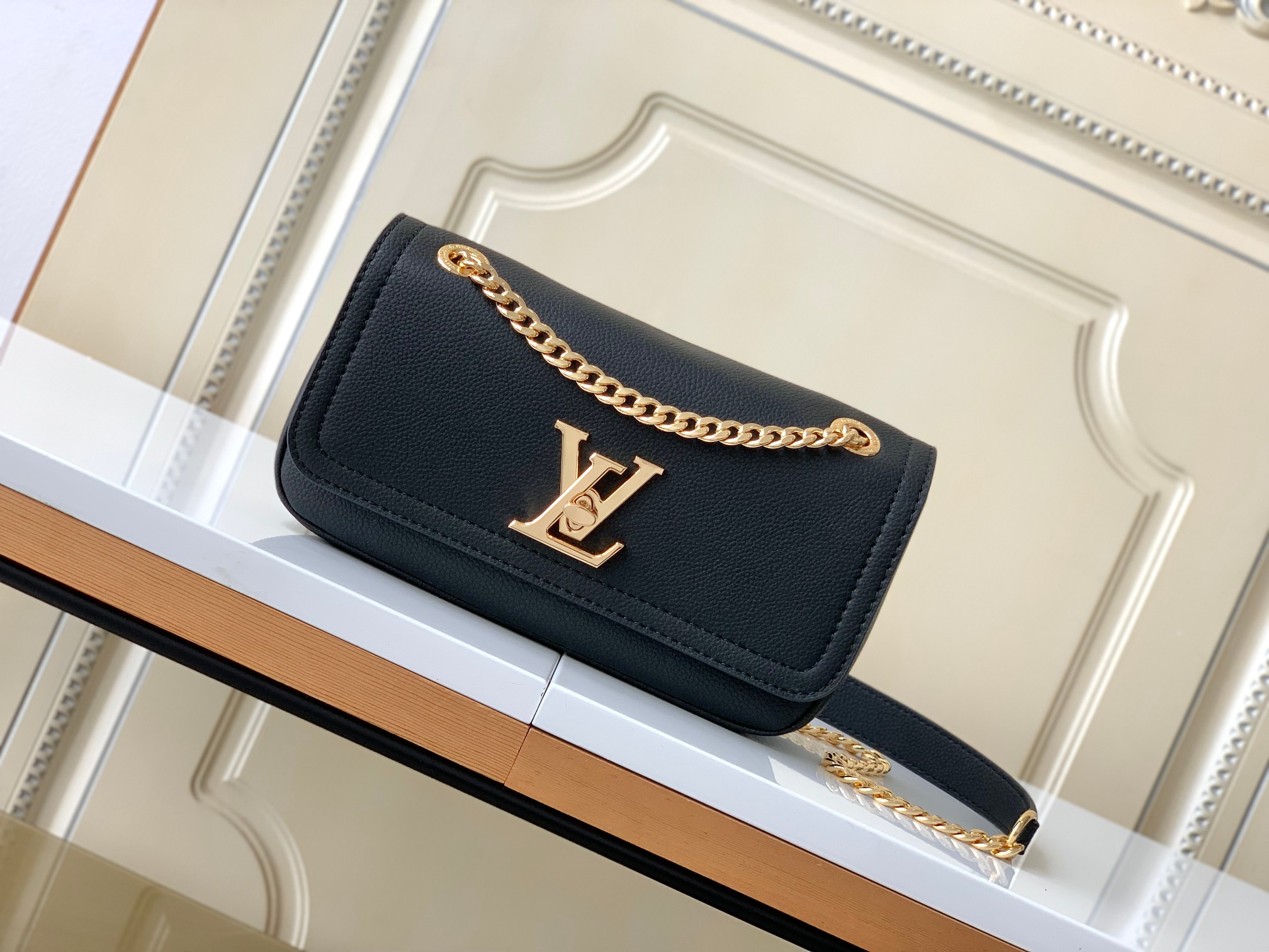 TOP Louis Vuitton LV  LockMe East West Chain Bag  23.5 x 14 x 6 cm- Three Colors