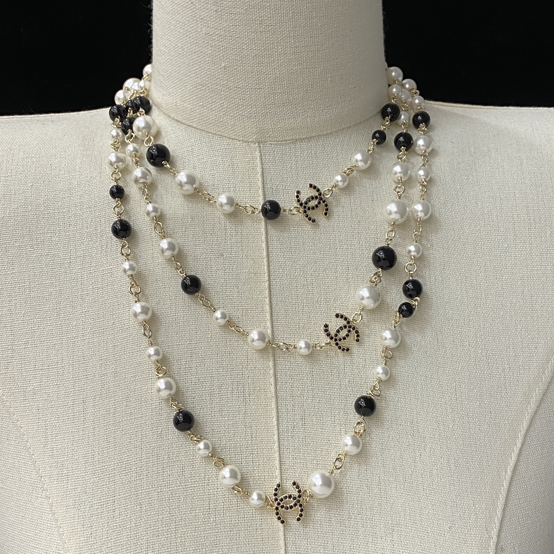 TOP CHANEL Long Pearl Necklace - Gold