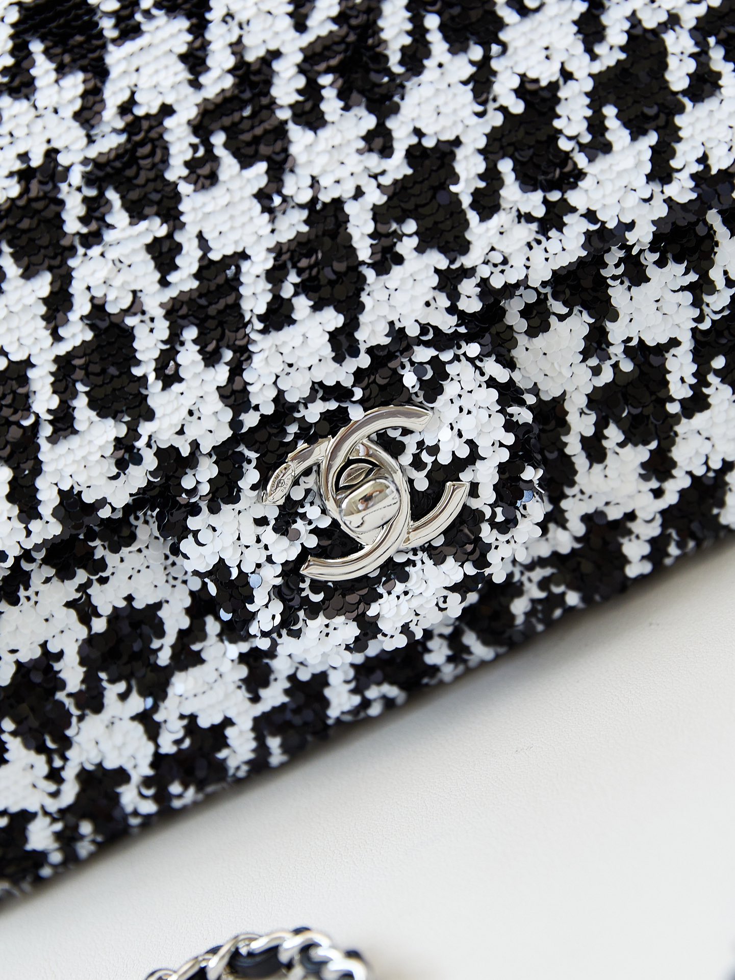 TOP CHANEL Flap Bag with Houndstooth Beads 13x21x8cm