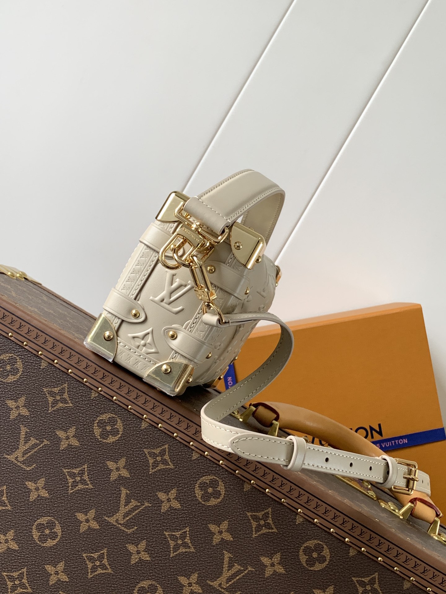 TOP Louis Vuitton LV Side Trunk Medium-Sized Handbag 12*7.5*19cm - Beige
