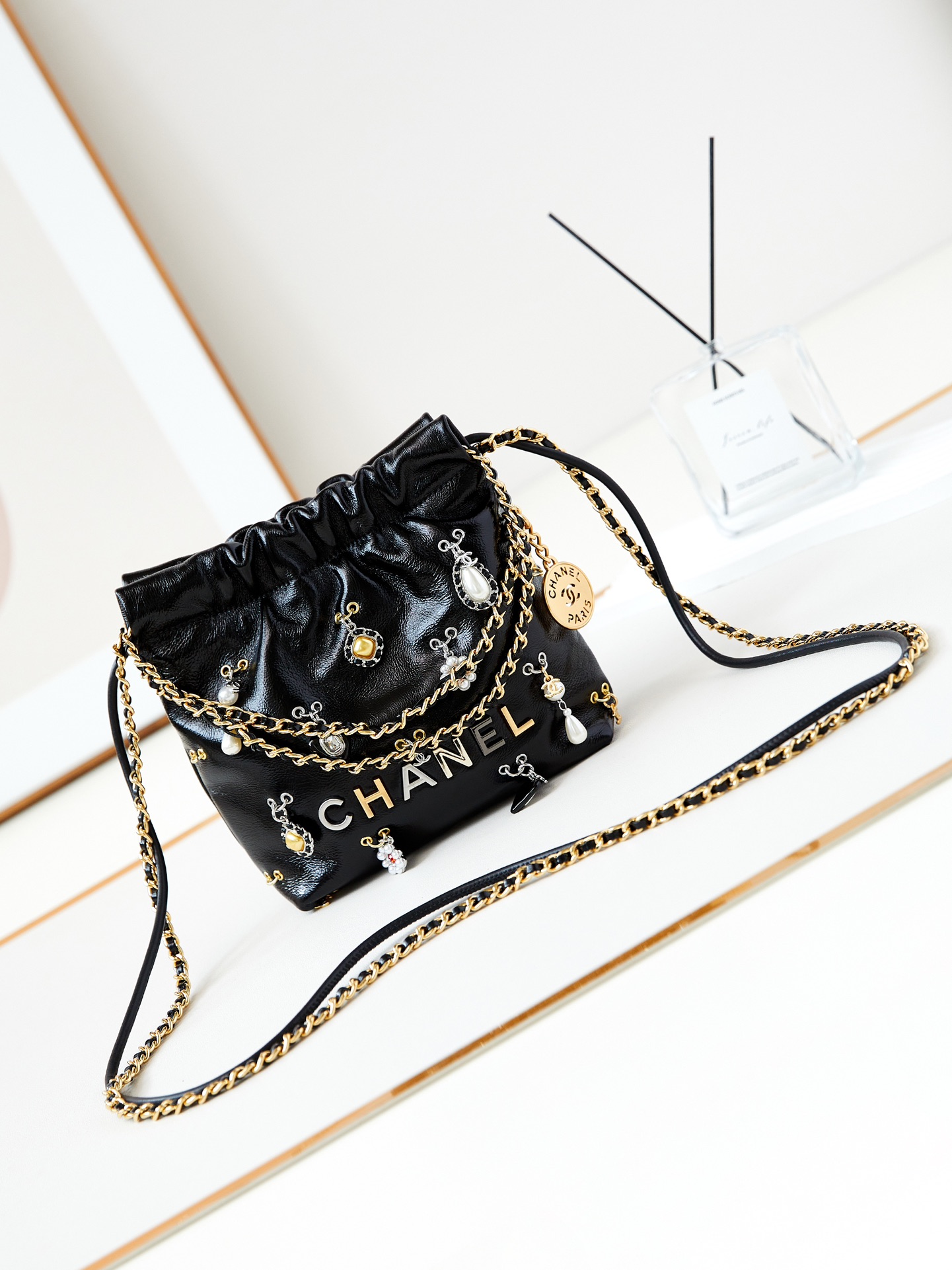 TOP CHANEL 22 Bag Mini 19x20x6cm - Black