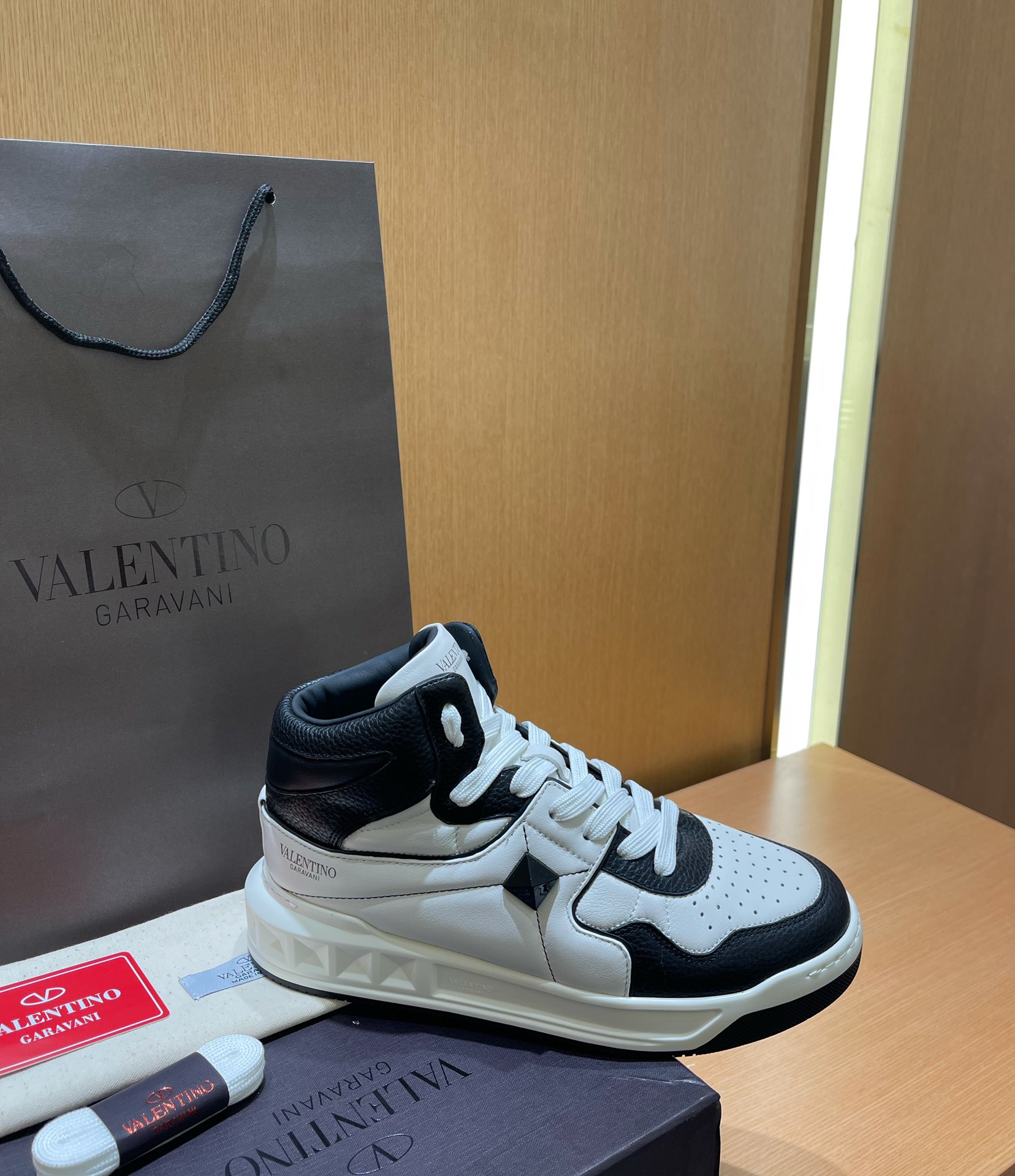 Valentino Garavani One‑Stud High‑Top Sneakers, Black‑White Color‑Block Grain Calf Leather Platform Casual Basketball Shoes for Men Women