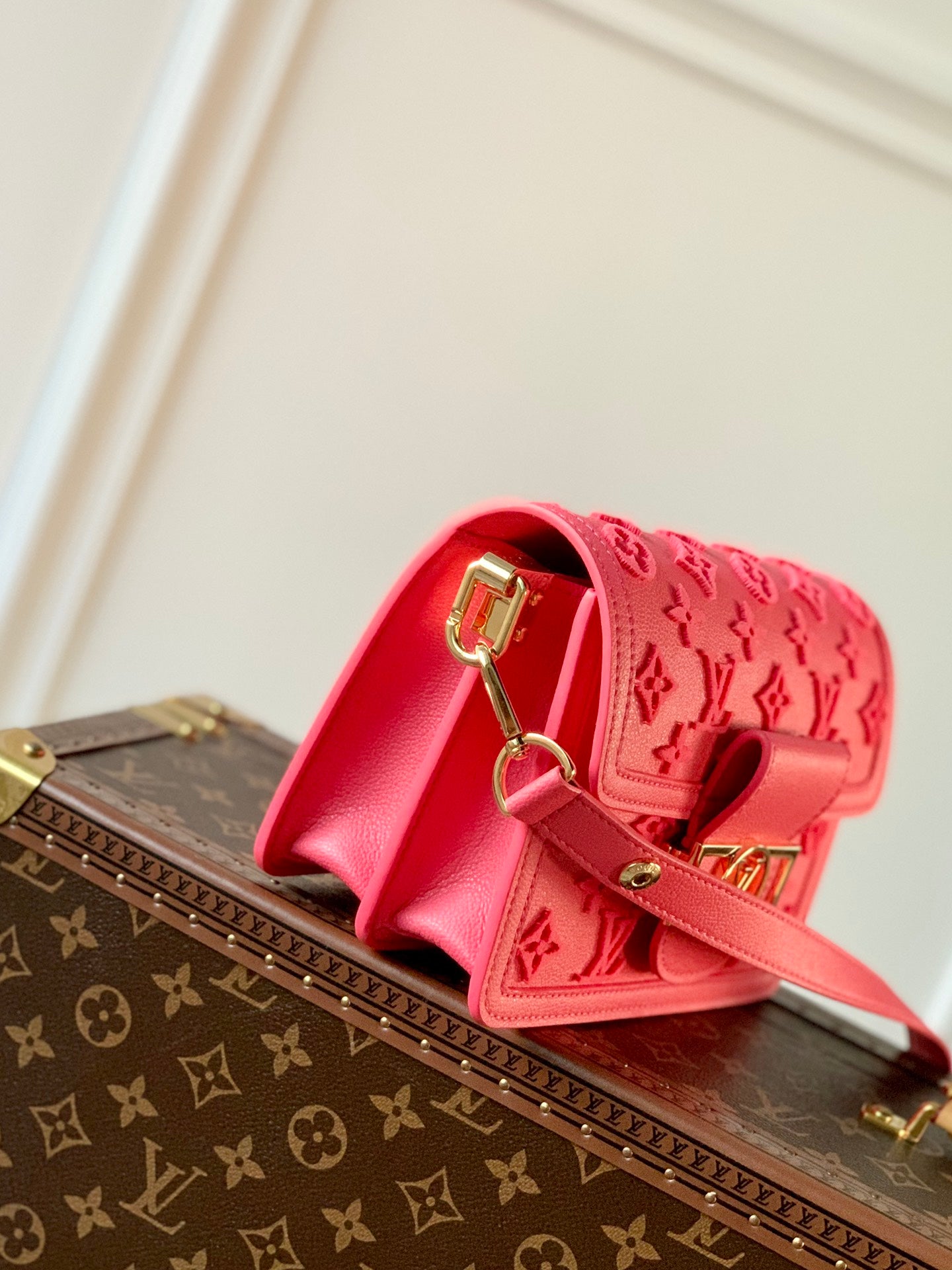 TOP Louis Vuitton LV L*V Mini Dauphine Tufted Monogram 20x15x9 cm- Rose Fluo