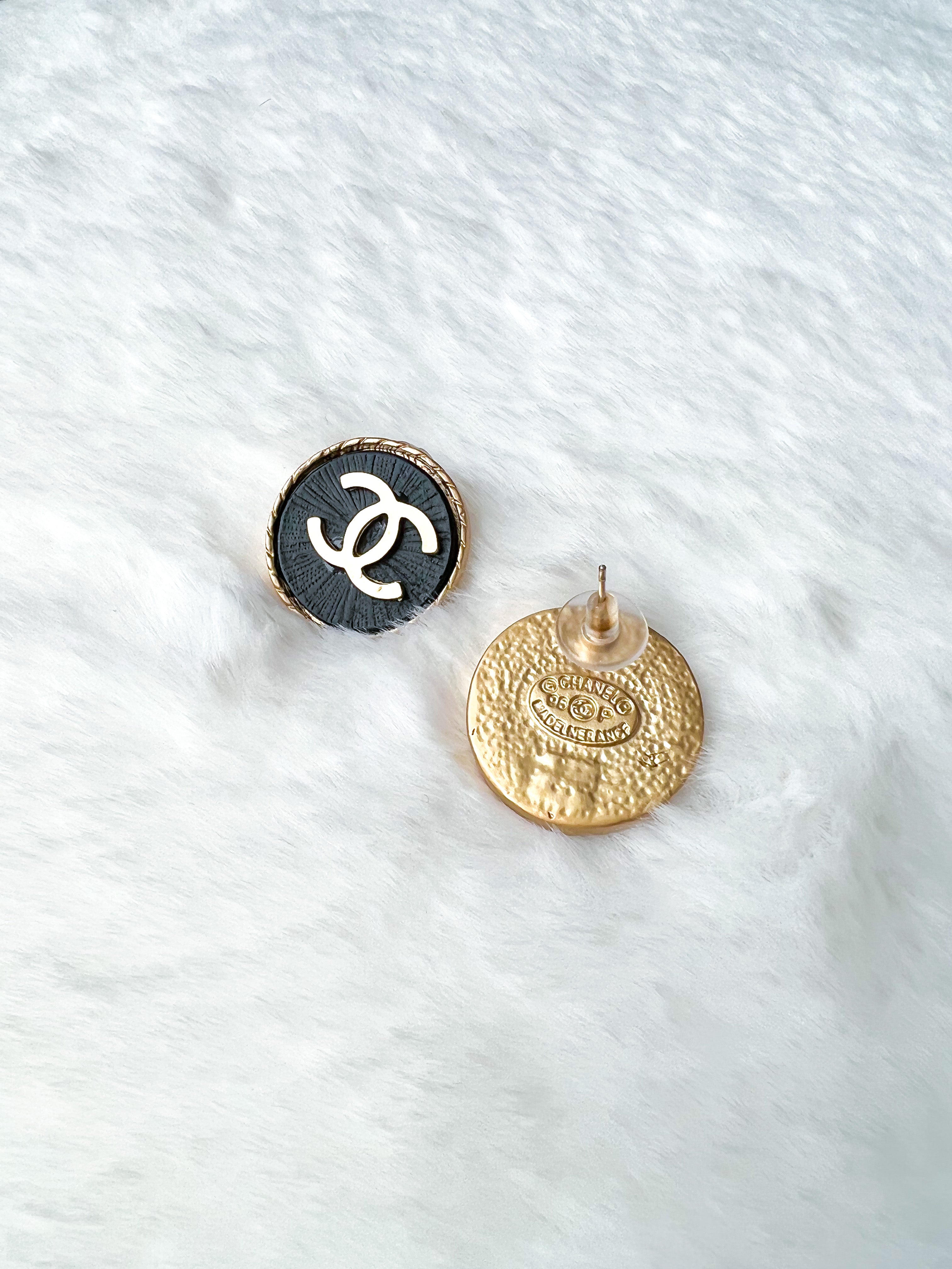 TOP CHANEL Rounded Black and Gold Stid Earrings