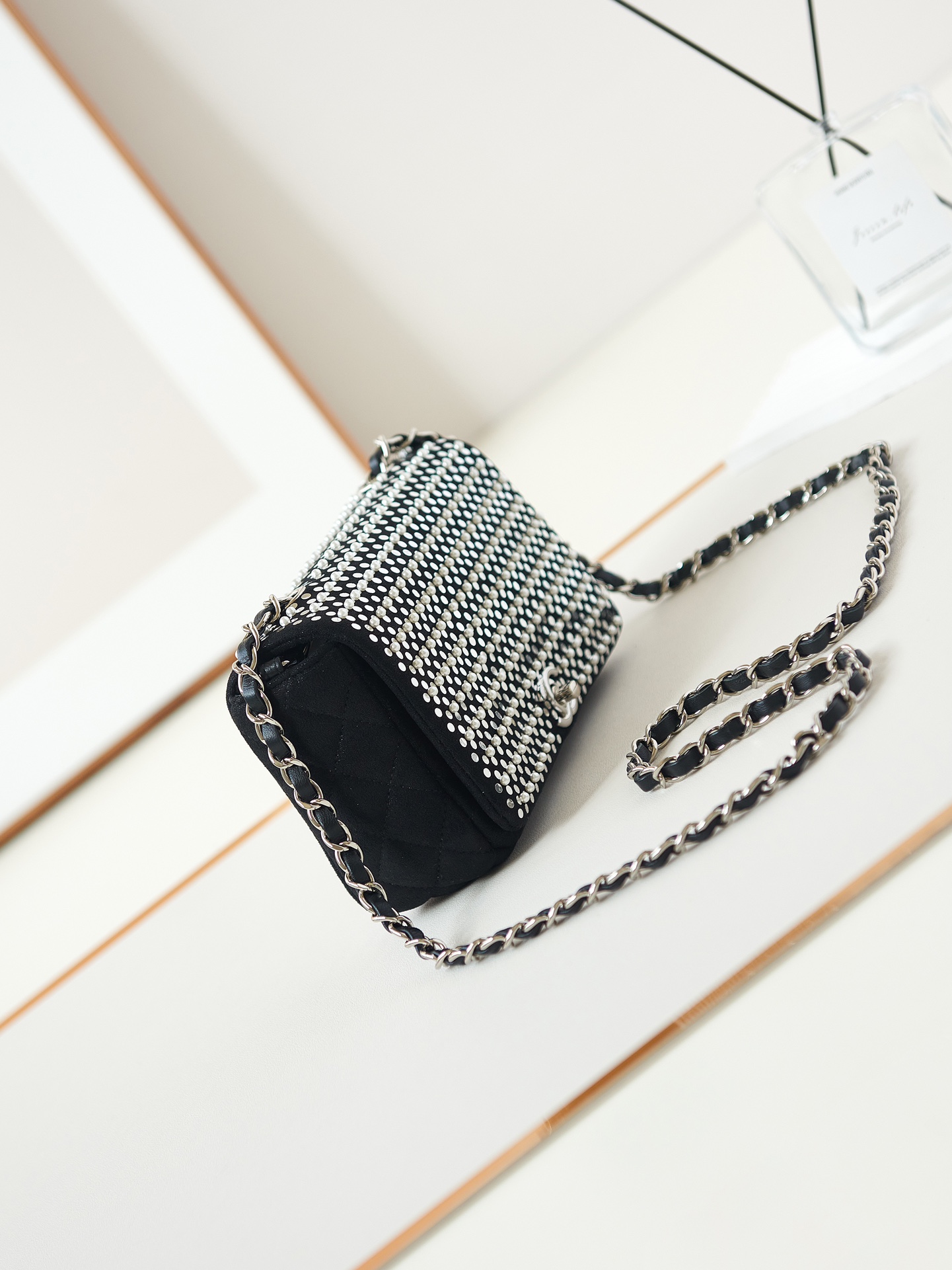 TOP CHANEL MINI Flap Bag 11.5x19.5x5.5cm with Pearl Sequins - Black