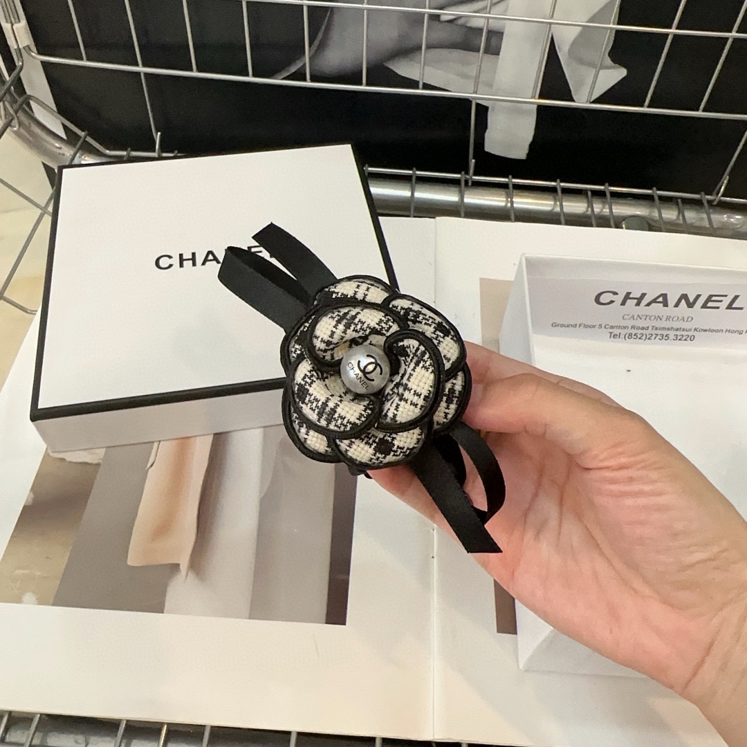 TOP CHANEL Camellia Flower Hair Loop - Black