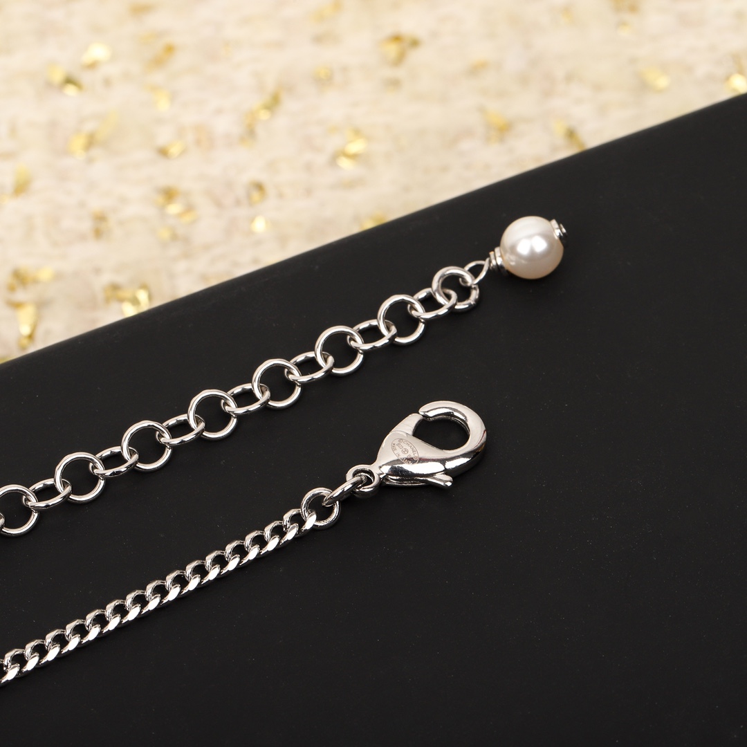 TOP CHANEL Heart Pearl Sweater Chain
