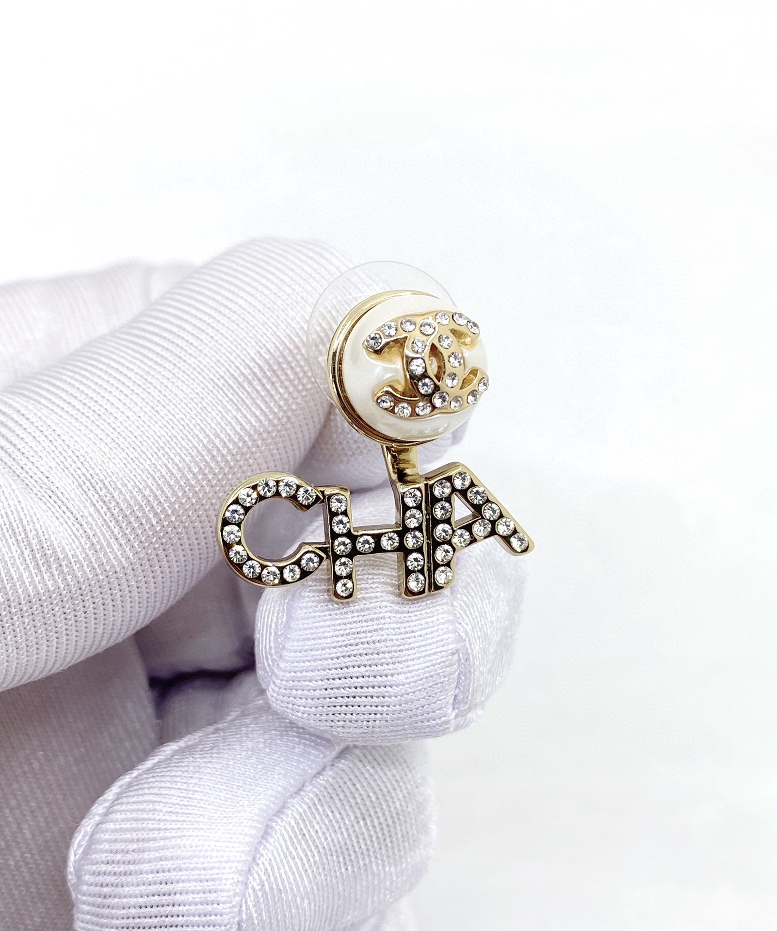 TOP CHANEL Diamond Logo Pearl Letter Stud Earrings