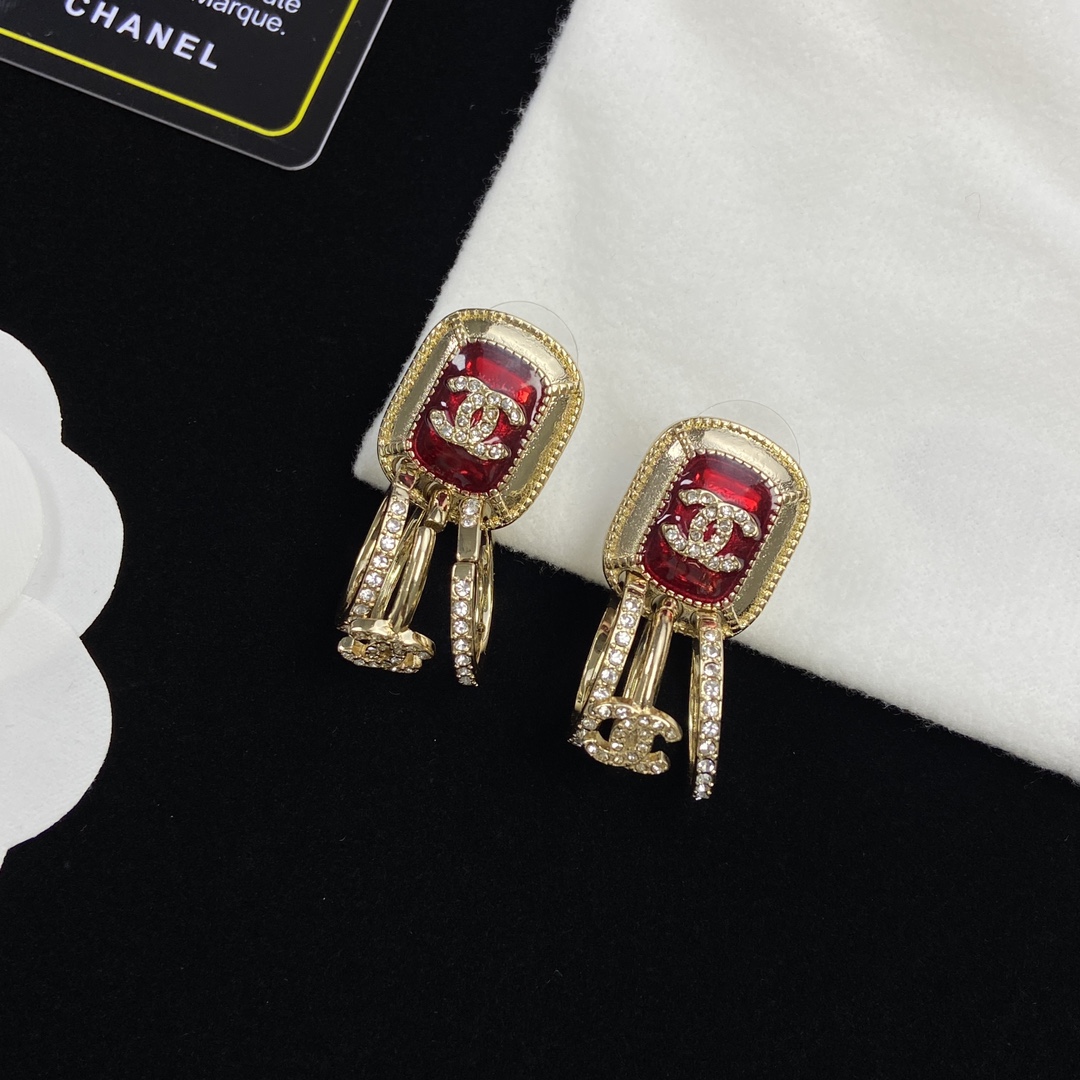 TOP CHANEL Crystal/Diamond Earrings - Red