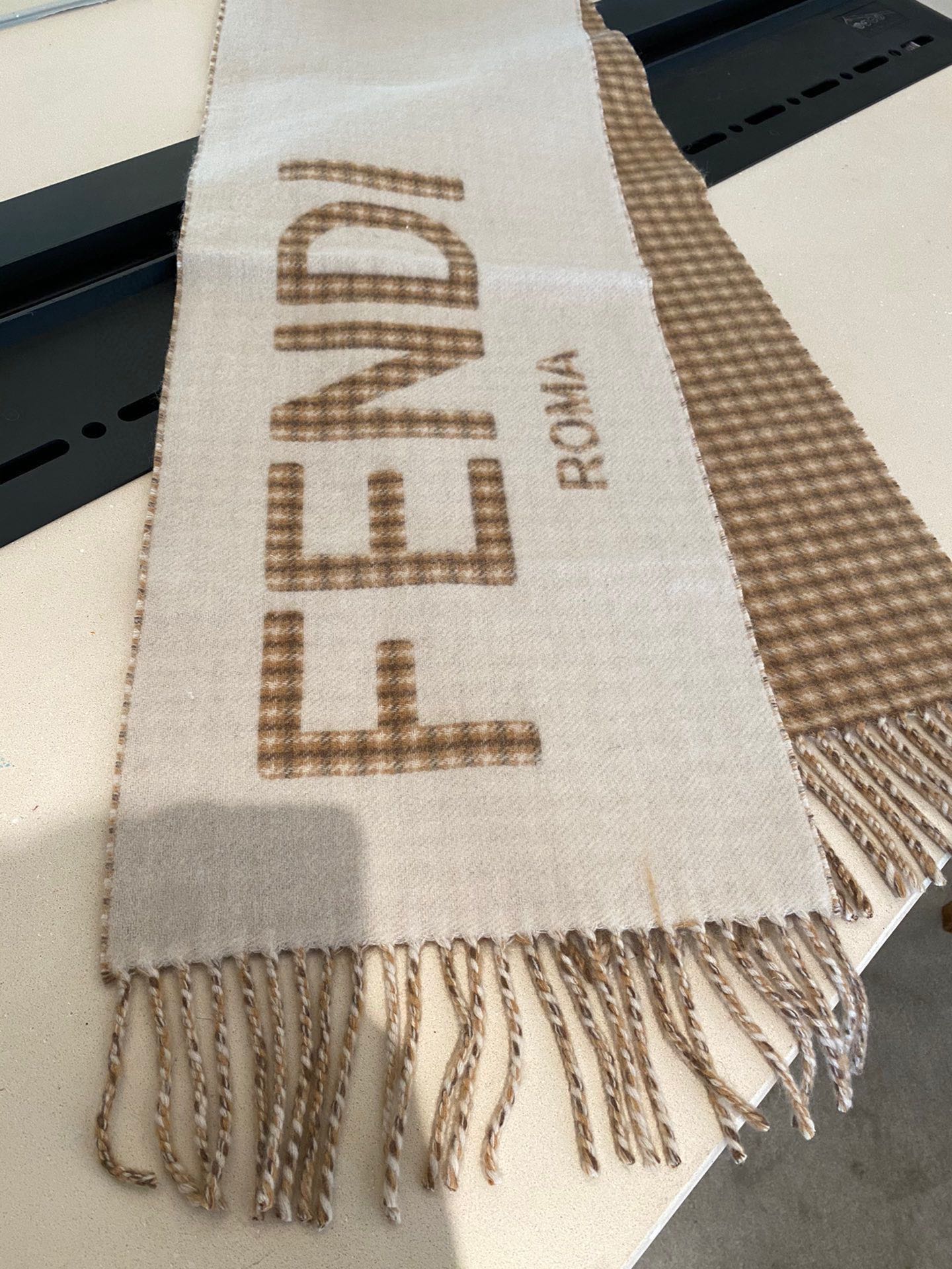 TOP FENDI FD Double-sided Jacquard Plaid Cashmere Scarf 30 x 180 cm - 2 Colors