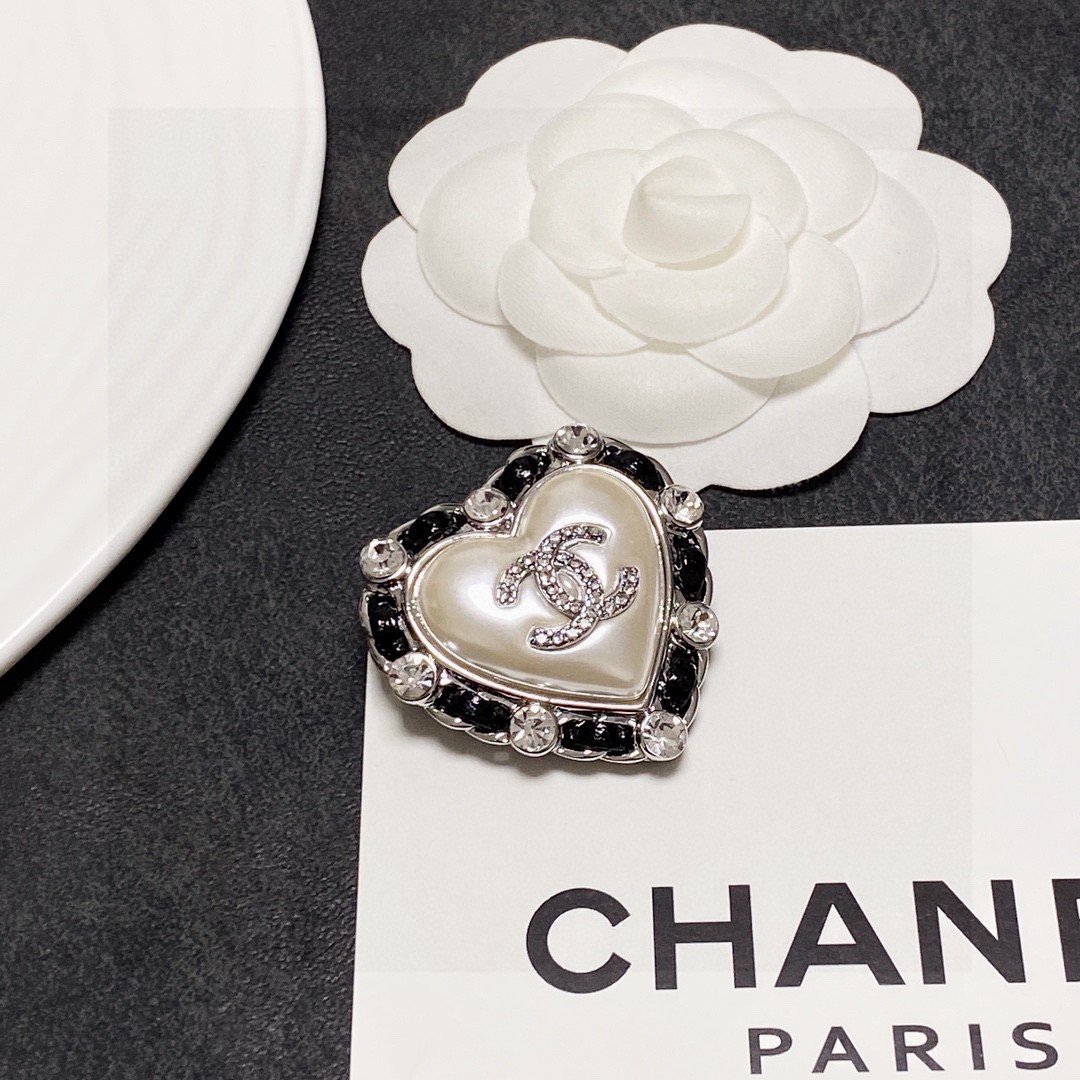 TOP CHANEL Leather Heart Brooch