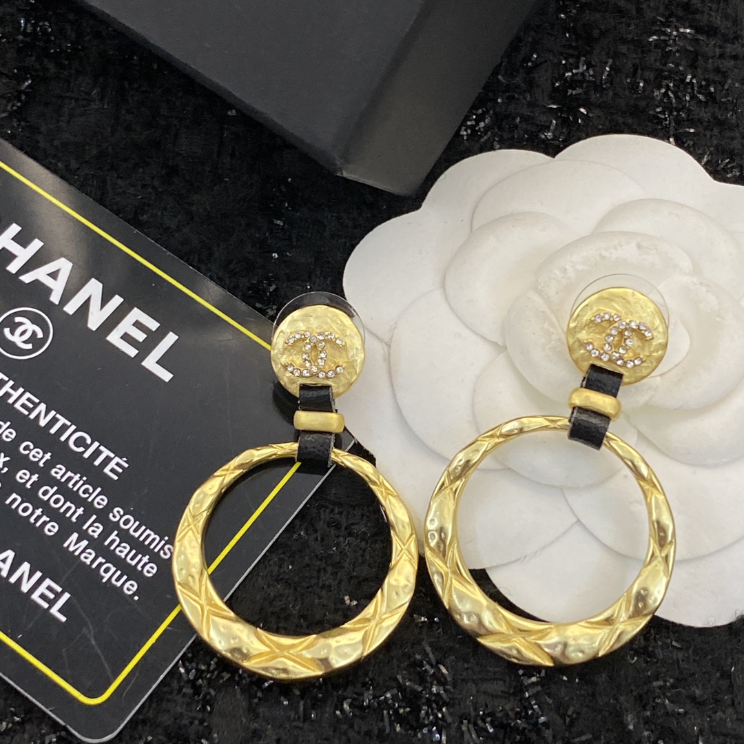 TOP CHANEL Earrings