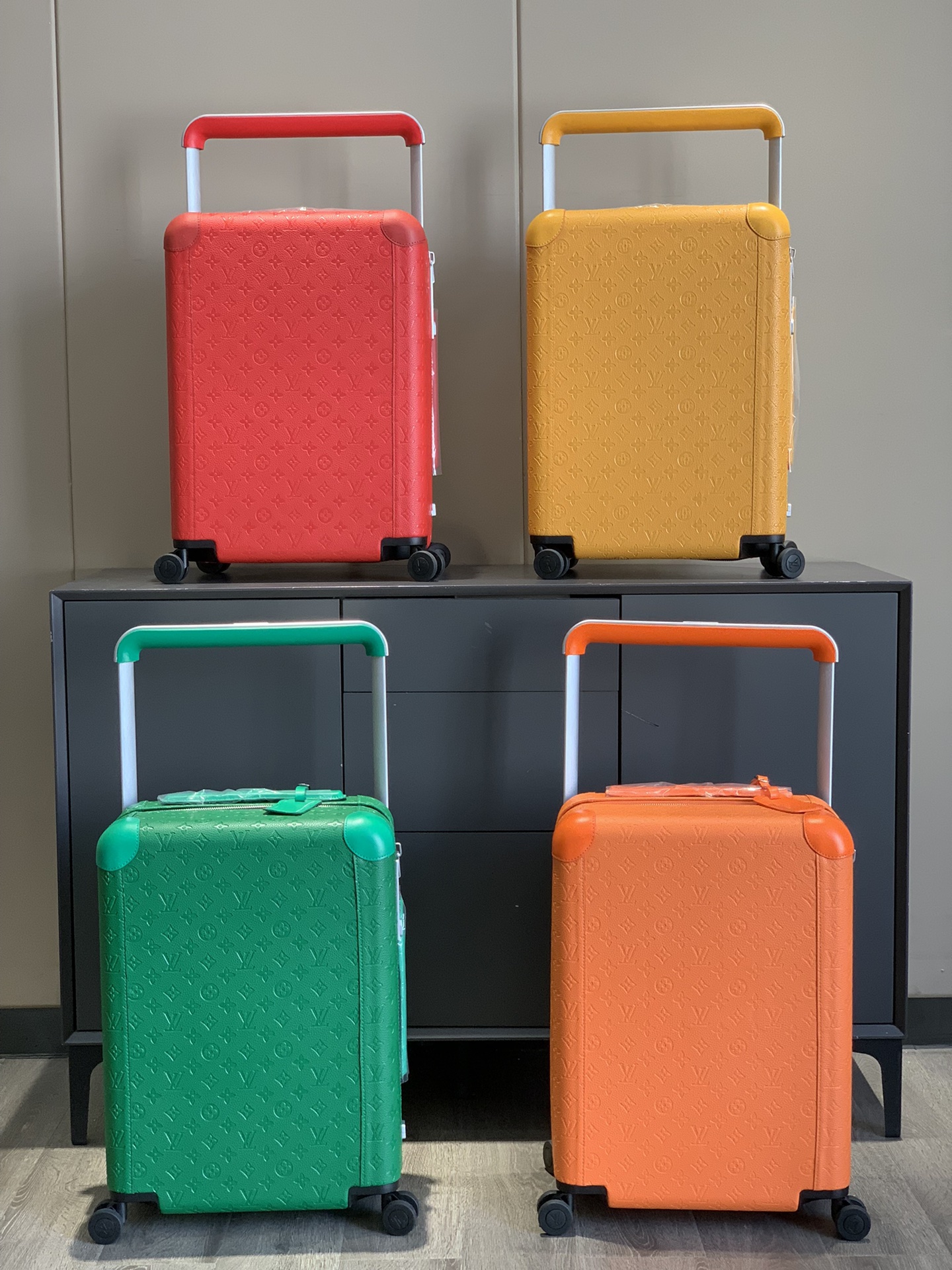 TOP Louis Vuitton LV Rolling Luggage Horizon 38.0 x 55.0 x 21.0 cm - 4 Colours