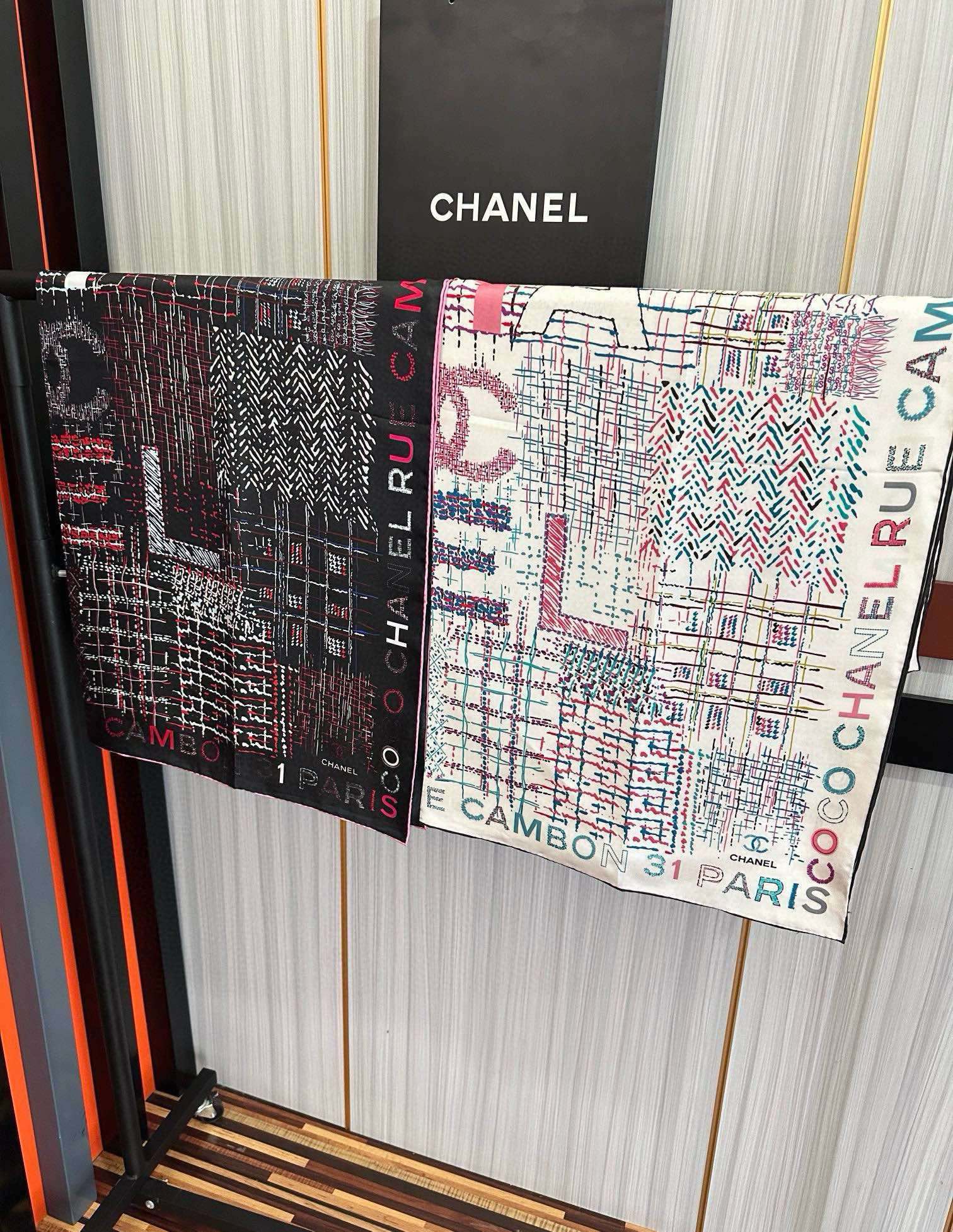 TOP CHANEL Silk Scarf 90 x 90 cm - 2 Colors
