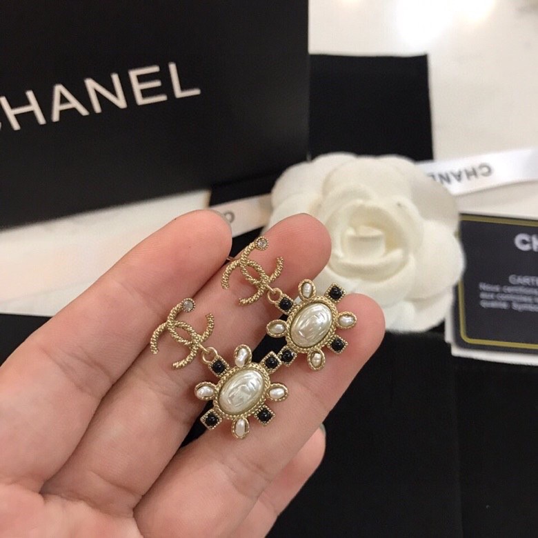 TOP CHANEL Double C Pearl Earrings