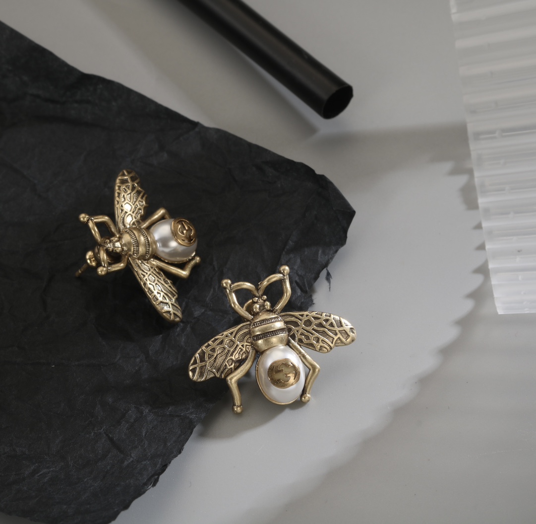 TOP GUCCI Bee Stud Earrings
