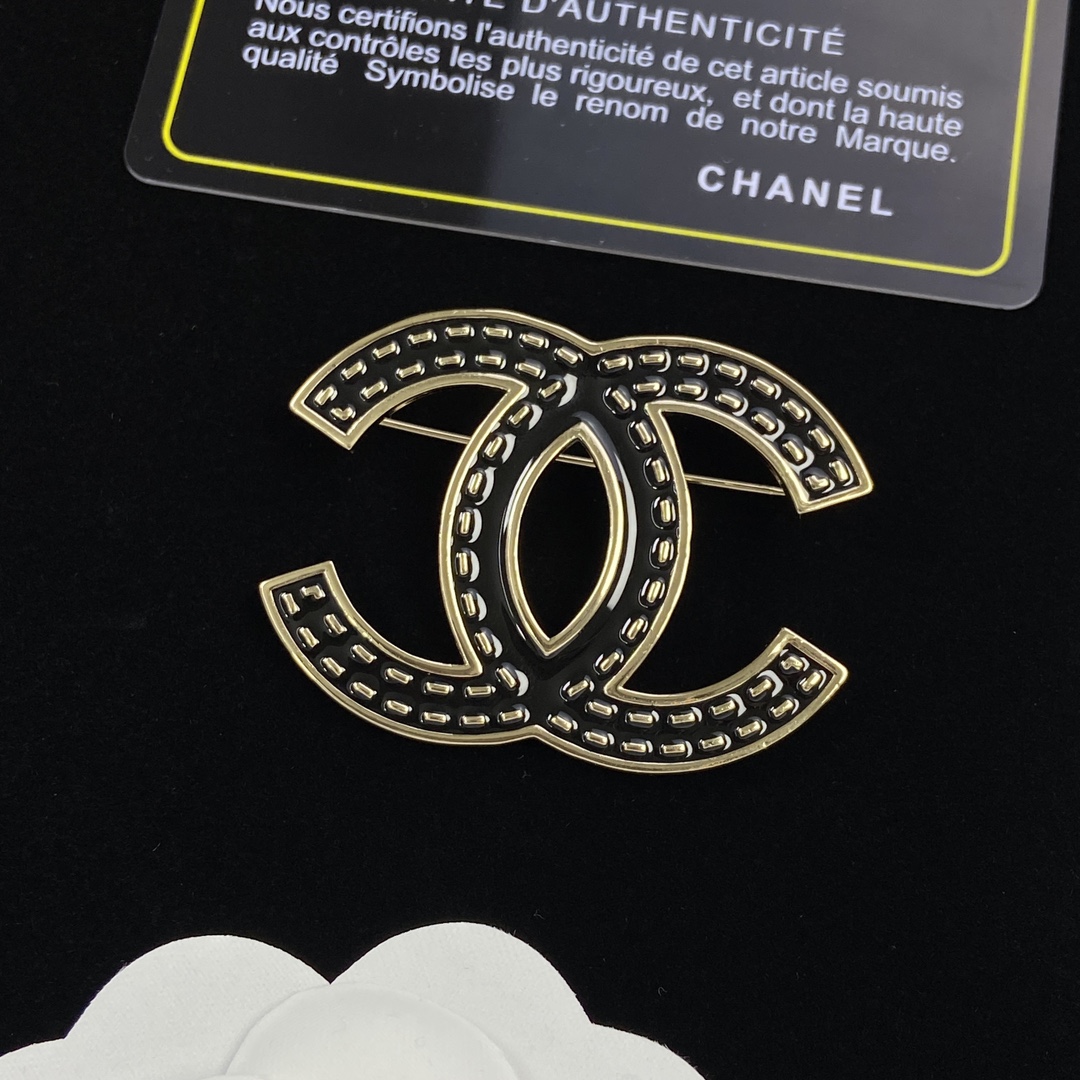 TOP CHANEL Large Metal Logo Brooch - Black