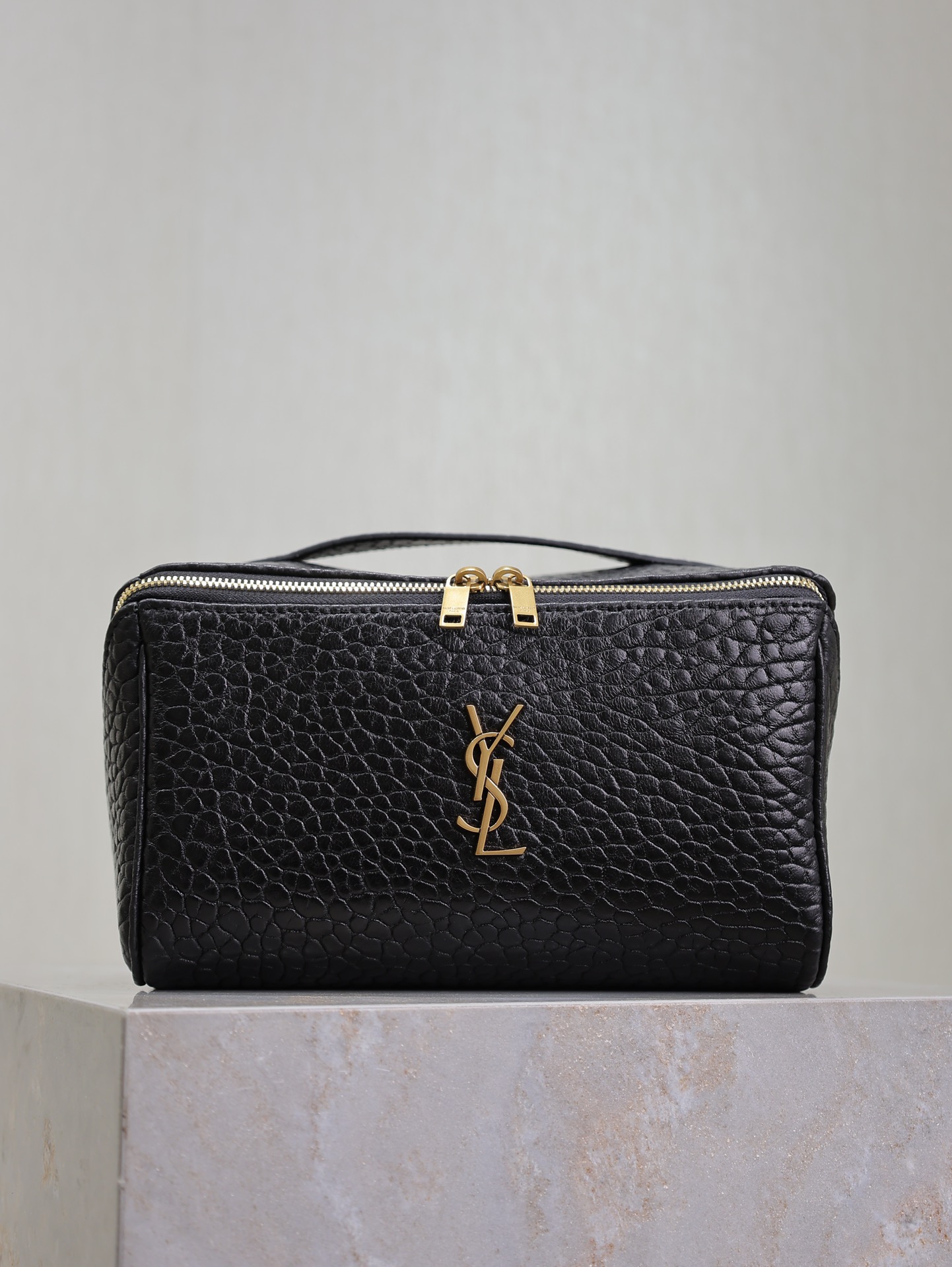 TOP Yves Saint Laurent YSL Gaby Sheepskin Makeup Bag 21×13×13 - Black & GHW