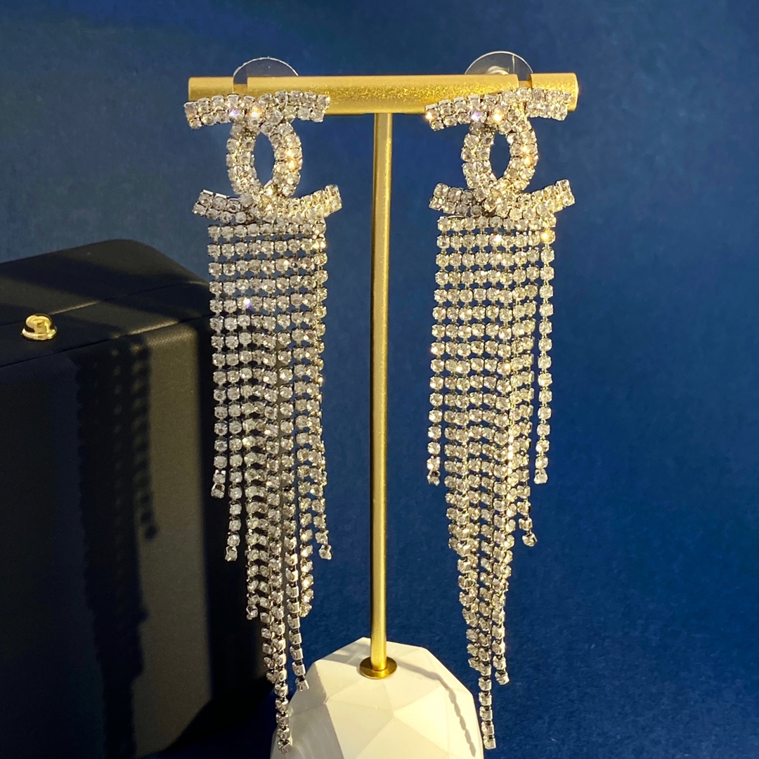 TOP CHANEL Double C Claw Chain Tassel Smart Rhinestone Stud Earrings - Gold