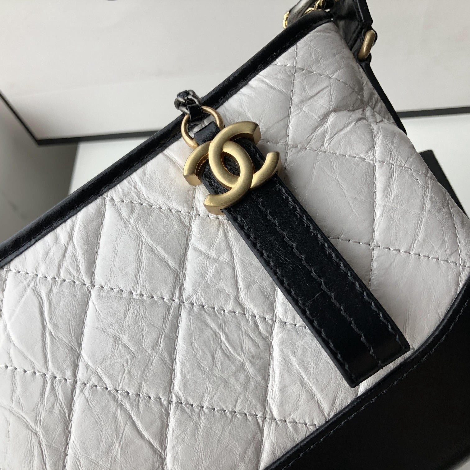 TOP CHANEL Gabrielle Bag Aged Lambskin Small 20cm - Black and White