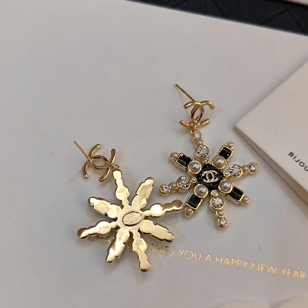 TOP CHANEL Sunflower Pearl Letters Earrings
