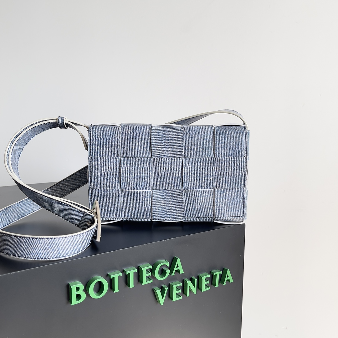 TOP Bottega Veneta BV Cassette Bag Sheepskin 23x15x5cm - Denim