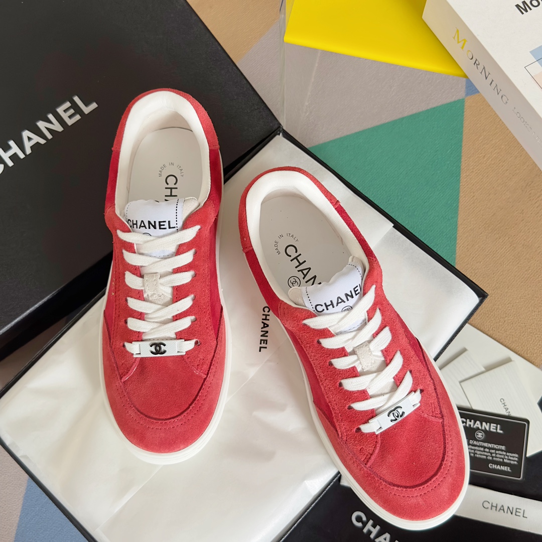 TOP CHANEL 23A Sneaker - Panda Color - Red